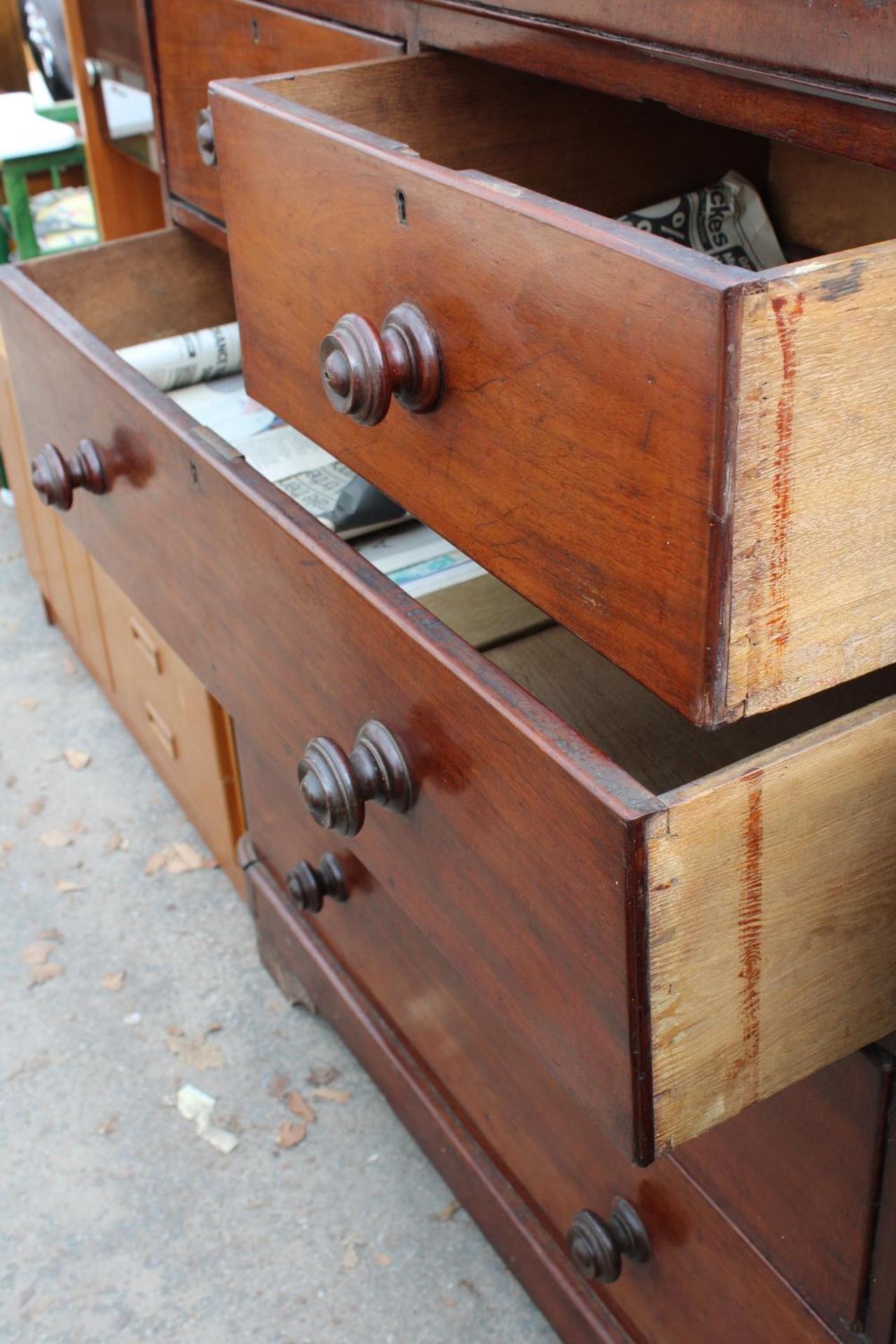 A VICTORIAN MAHOGANY CHEST OF 2 SHORT AND 3 LONG DRAWERS, 44.5" WIDE - Image 2 of 4