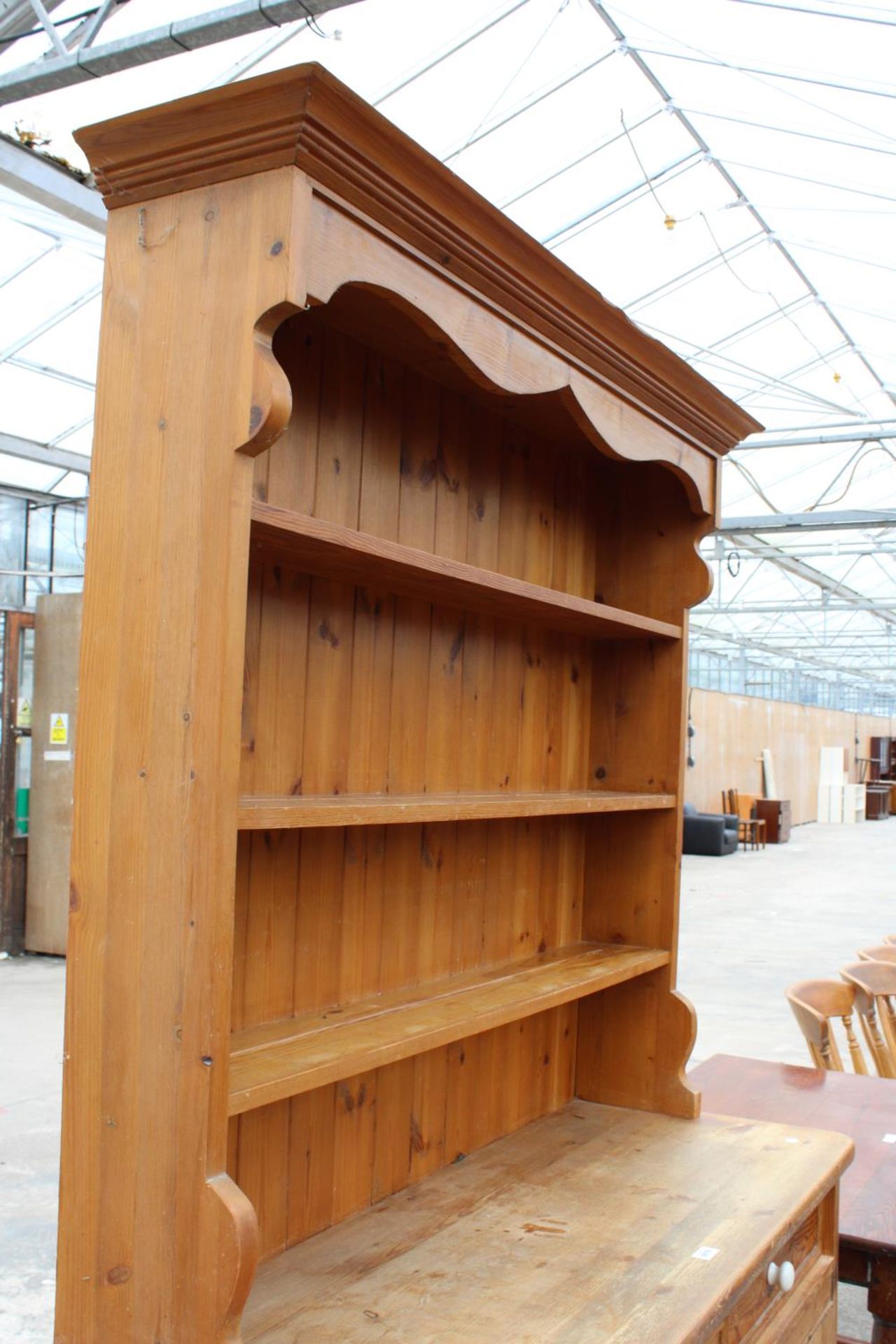 A MODERN PINE DRESSER WITH TWO DRAWERS AND CUPBOARD TO BASE AND PLATE RACK, 50" WIDE - Image 2 of 5