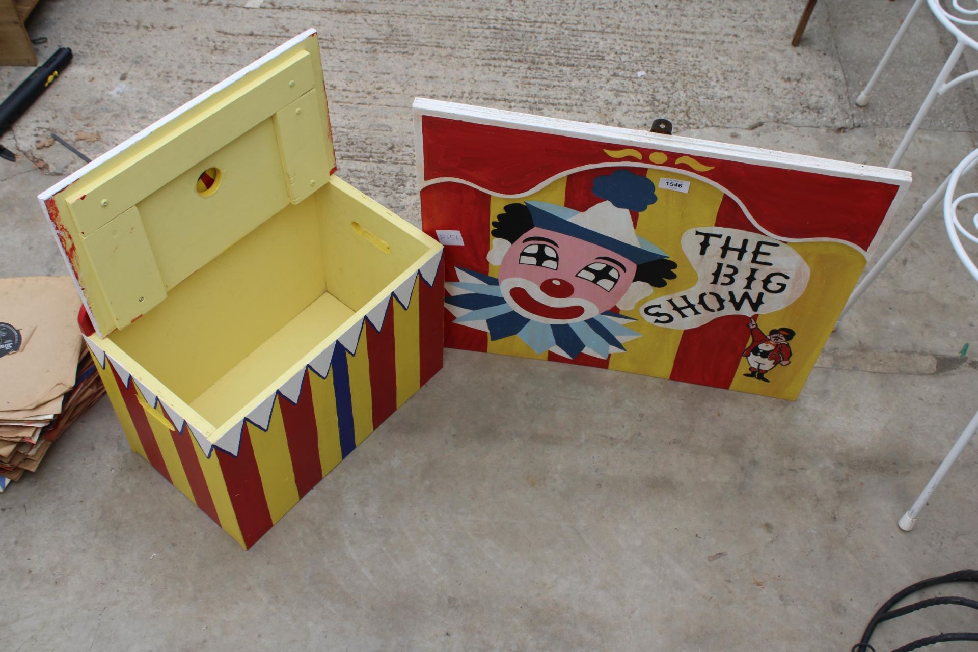 A WOODEN HAND PAINTED 'THE BIG SHOW' SIGN PLUS A HAND PAINTED WOODEN CIRCUS STYLE LIDDED BOX - Image 3 of 3