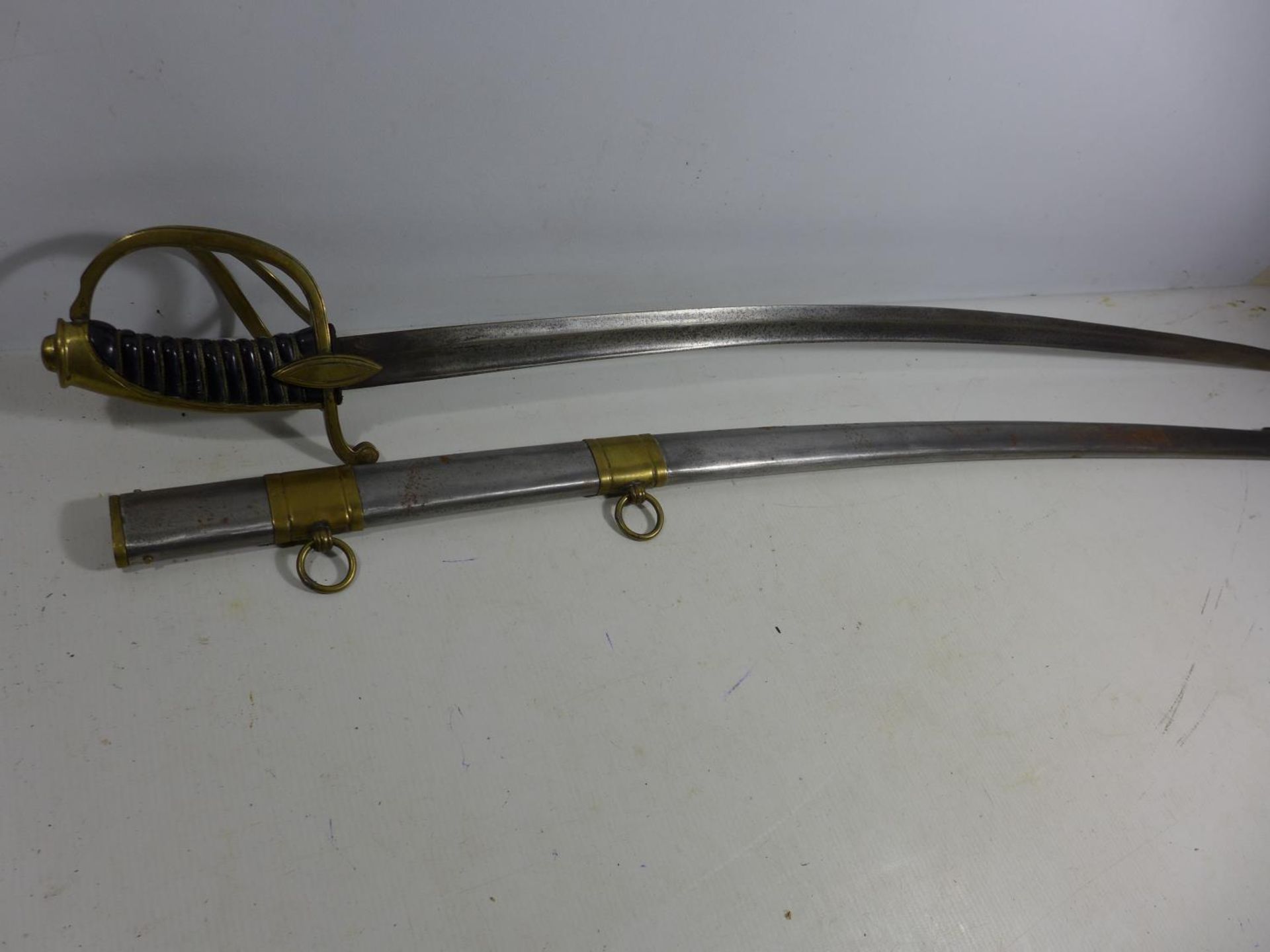 A REPLICA NAPOLEONIC WAR IMPERIAL FRENCH LIGHT CAVALRY SWORD AND SCABBARD, 82CM BLADE, LENGTH 99CM - Bild 5 aus 6