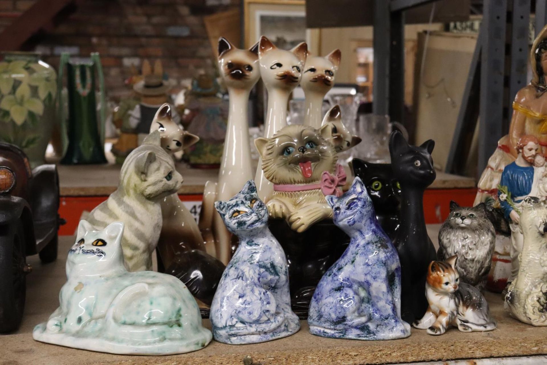 A MIXED LOT OF CAT ORNAMENTS - TO INCLUDE SOLO CRAFTS, BESWICK ETC