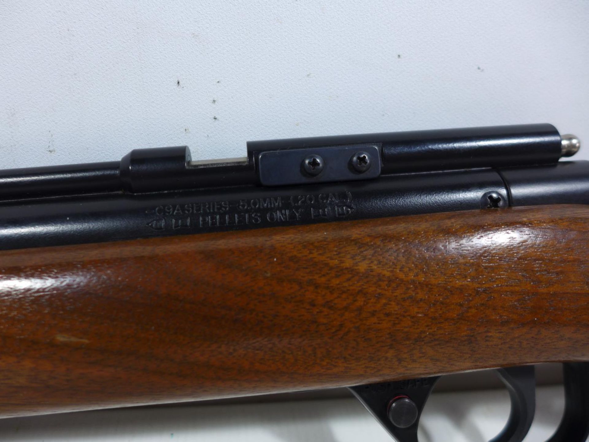 A CROSMAN C9A SERIES .177 CALIBRE AIR RIFLE SERIAL NO 800701590, 49CM BARREL, LENGTH 95CM TOGETHER - Image 5 of 7