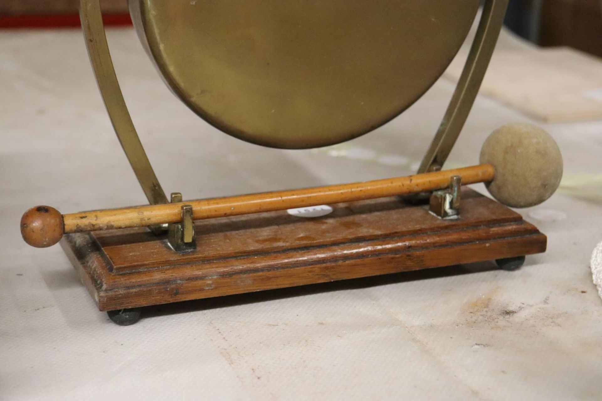 A BRASS TABLE TOP GONG WITH HAMMER - APPROXIMATELY 26CM HIGH - Image 2 of 5
