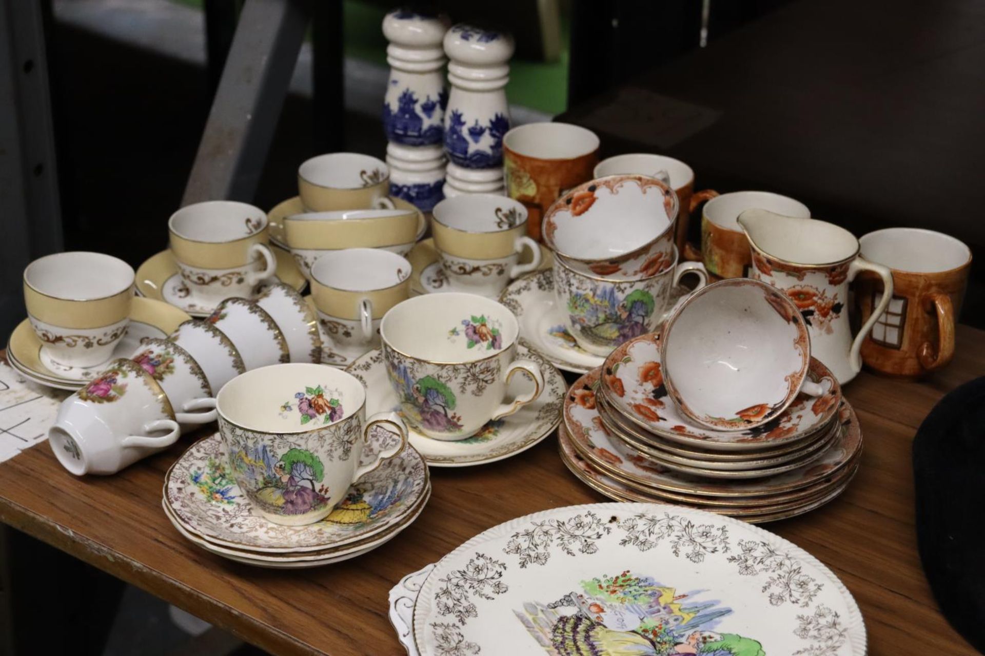 A MIXED LOT OF TEAWARE TO INCLUDE CUPS, SAUCERS, SIDE PLATES. CAKE PLATES, CREAM JUG SUGAR BOWL ETC - Image 6 of 6