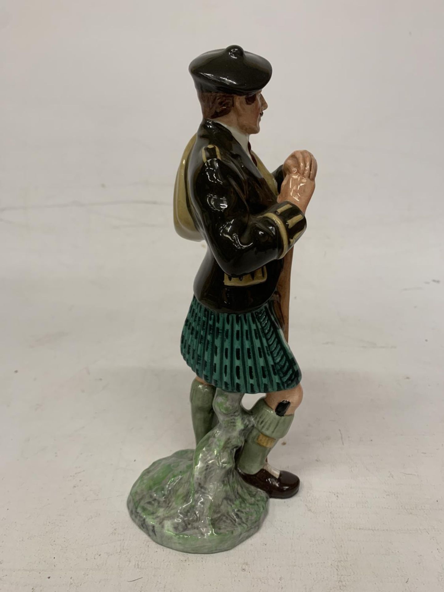 A ROYAL DOULTON FIGURE "THE LAIRD" HN 2361 - Image 2 of 4