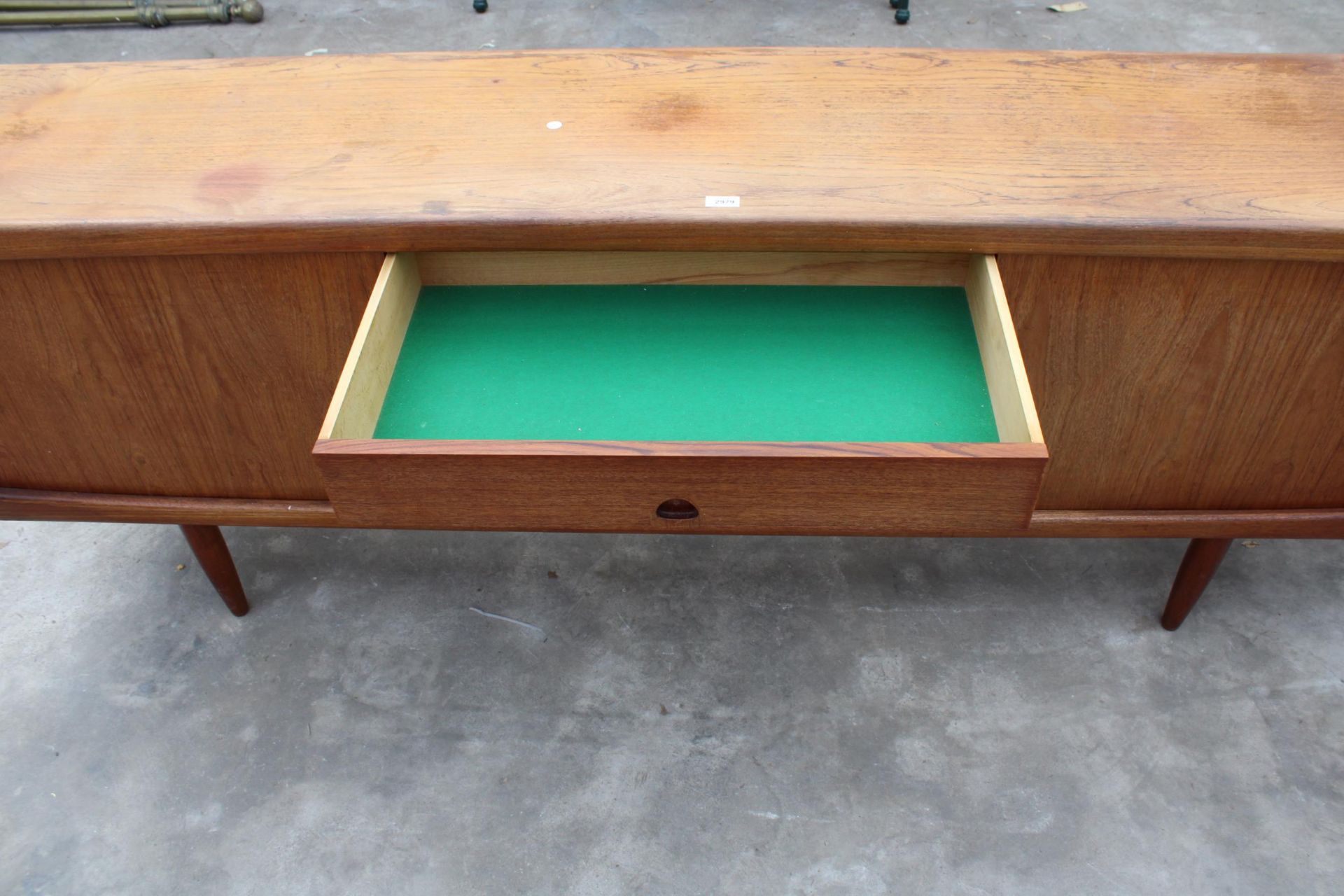 A BRAMIN OF DENMARK, MID CENTURY DANISH TEAK SIDEBOARD ENCLOSING TWO CUPBOARDS AND FOUR LONG - Bild 7 aus 10