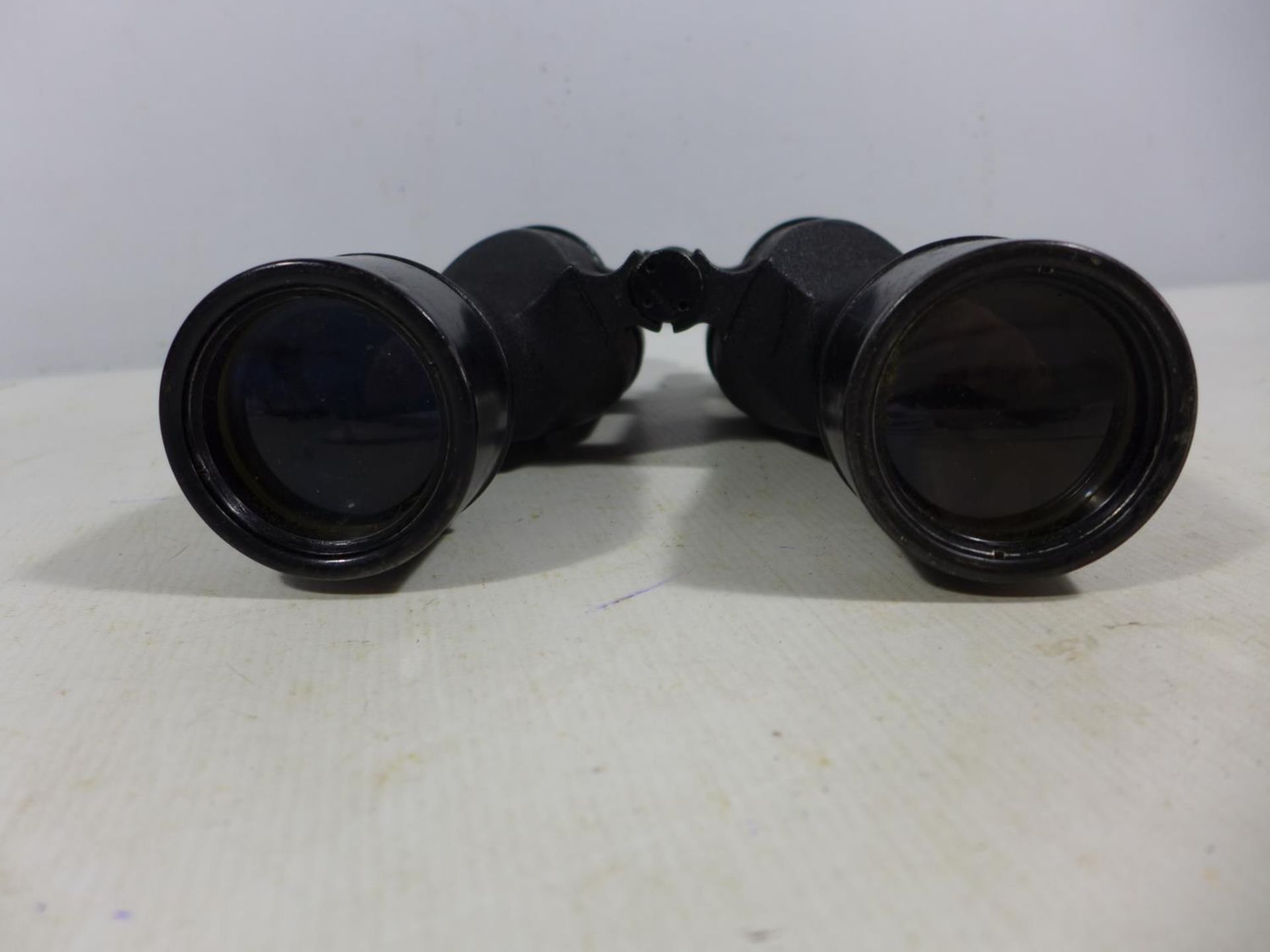 A PAIR OF WORLD WAR II MILITARY ISSUE US NAVY BU SHIPS MARK I MOD'2 NO 8917 BINOCULARS DATED 1940 - Image 4 of 6