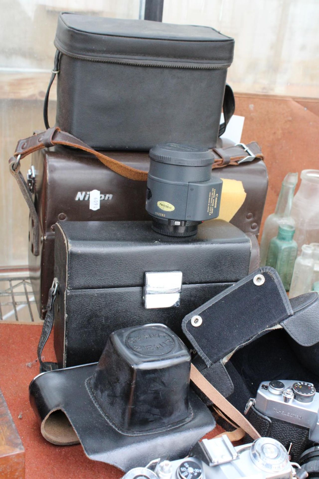 AN ASSORTMENT OF CAMERA EQUIPMENT TO INCLUDE A ZENIT CAMERA, YASHICA CAMERA AND A CANON ZOOM LENS - Bild 2 aus 3