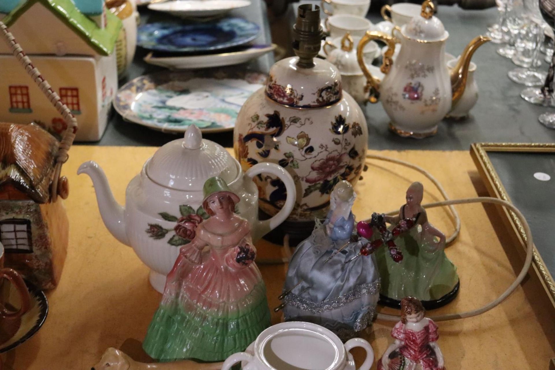 A MIXED CERAMIC LOT TO INCLUDE A WEDGWOOD 'MOSS ROSE' TEAPOT, CREAM JUG AND SUGAR BOWL, SUSIE COOPER - Image 4 of 4