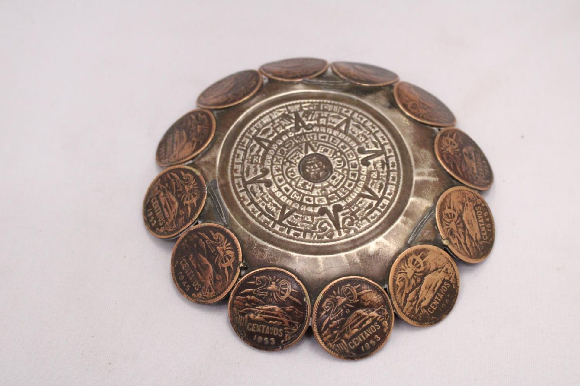 AN AZTEC PEWTER BOWL WITH 1940'S-1950'S CENTAVOS SURROUND, DIAMETER 13CM - Image 5 of 5