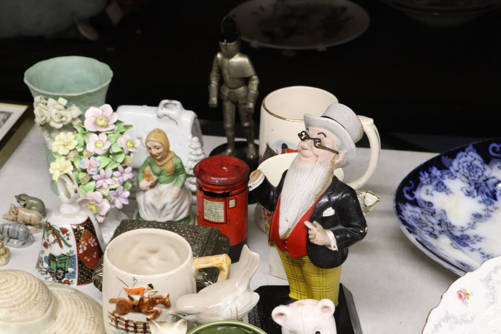 A LARGE MIXED LOT TO INCLUDE TANKARDS, FIGURES, ETC - Image 2 of 5