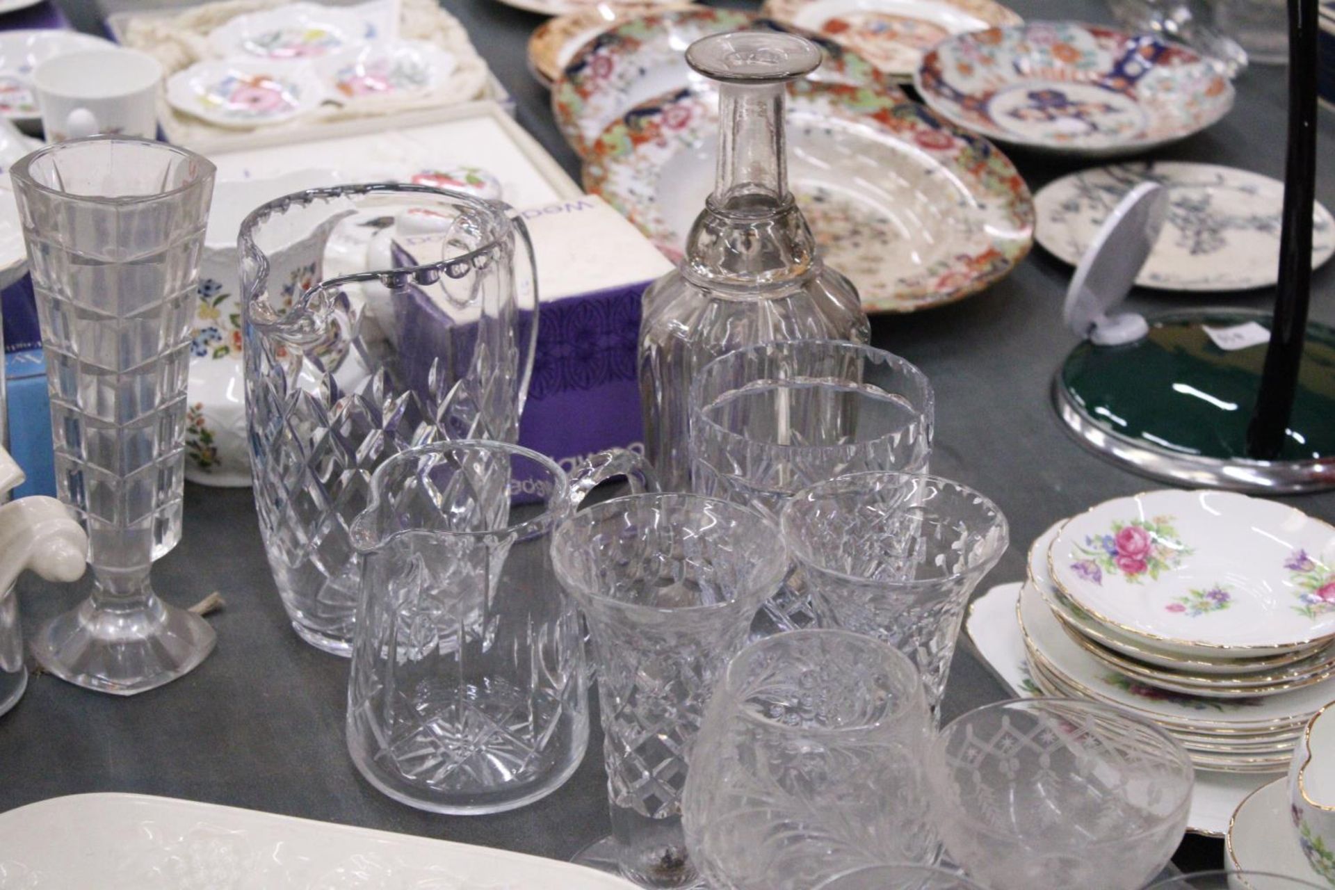 A QUANTITY OF GLASSWARE TO INCLUDE JUGS, VASES, BRANDY BALLOONS, TUMBLERS, ETC - Image 5 of 5