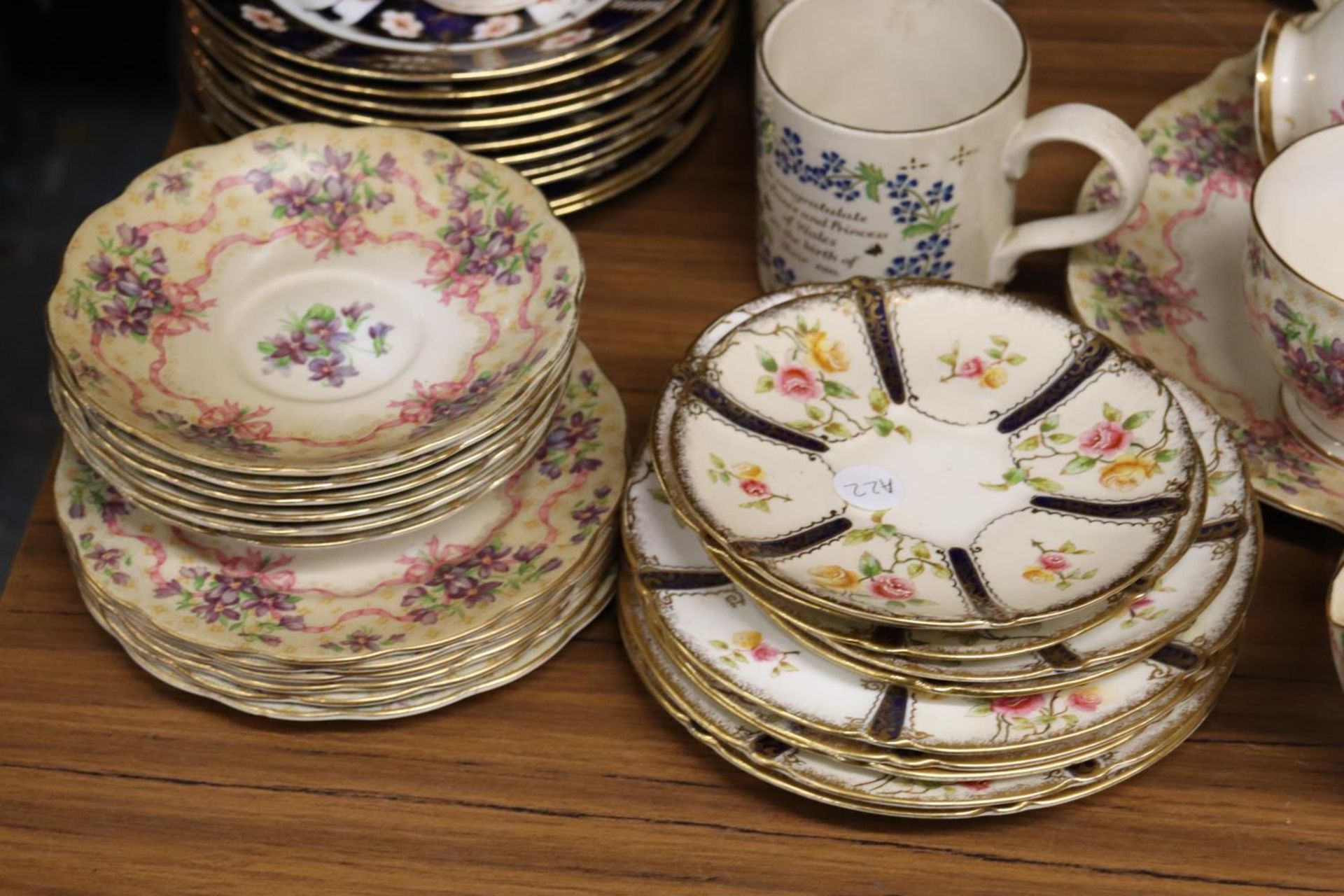 A QUANTITY OF VINTAGE TEAWARE TO INCLUDE QUEEN ANNE, 'SWEET VIOLETS', ETC, CUPS, SAUCERS, SIDE - Image 2 of 5