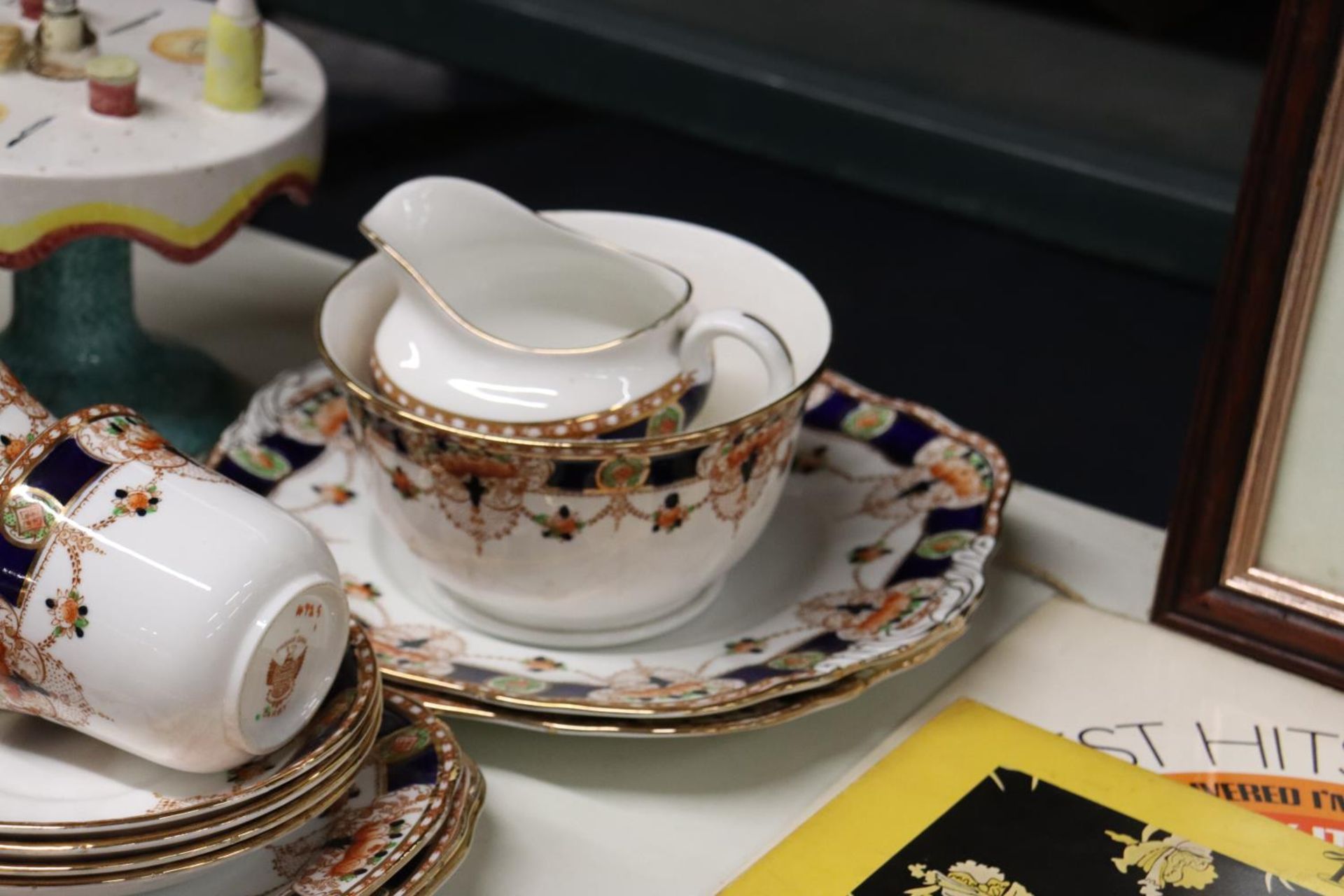 A VINTAGE CHINA TEASET TO INCLUDE CAKE PLATES, A SUGAR BOWL, CREAM JUG, CUPS, SAUCERS AND SIDE - Image 4 of 5