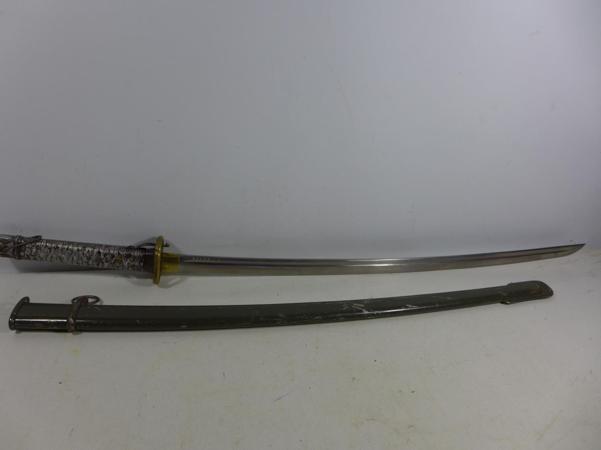 A MID 20TH CENTURY JAPANSES NCO'S SWORD AND SCABBARD, 70CM BLADE, LENGTH 96CM - Image 5 of 12