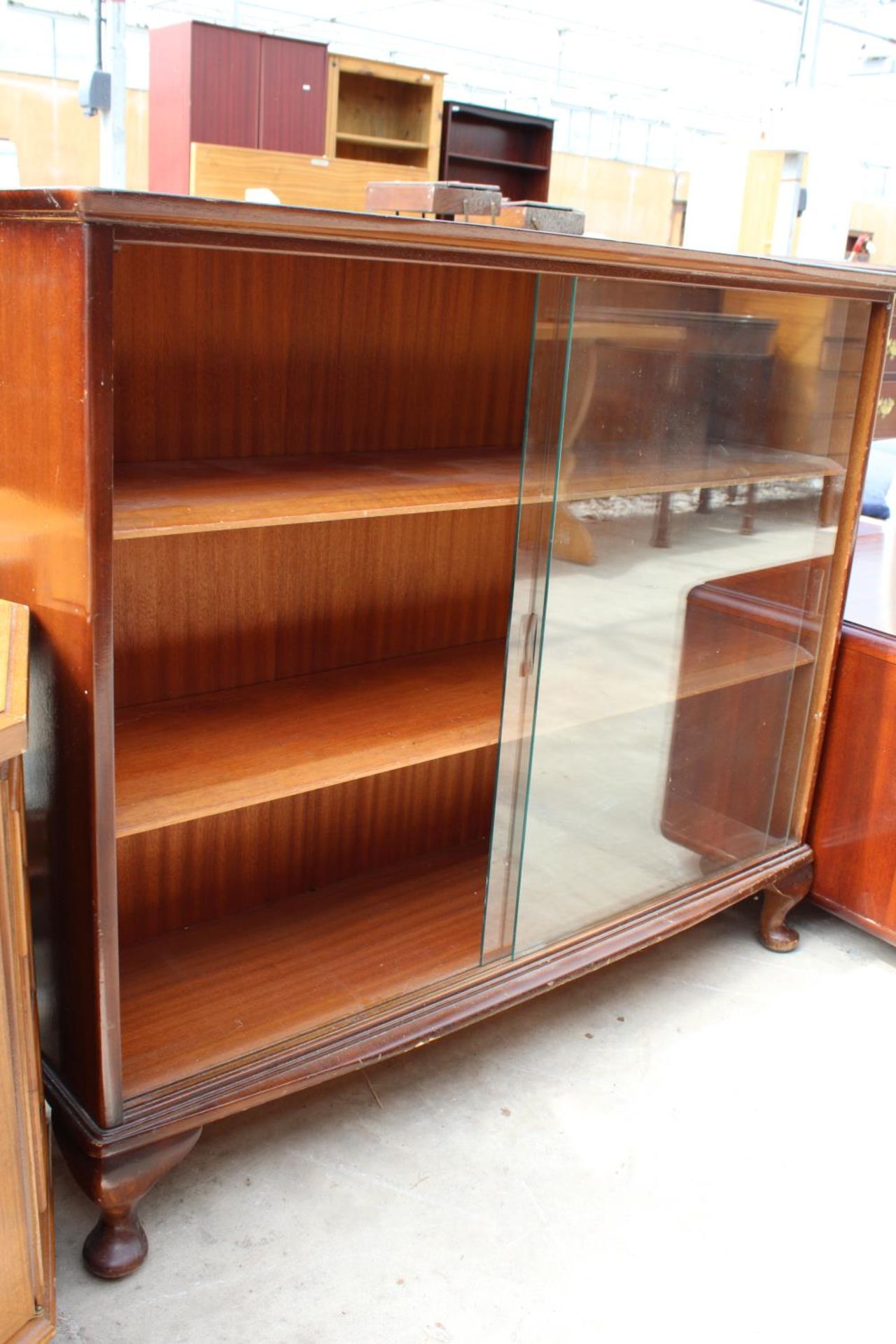 A MID 20TH CENTURY MAHOGANY BOOKCASE WITH 2 GLASS SLIDING DOORS ON CABRIOLE LEGS, 39" WIDE - Image 3 of 3