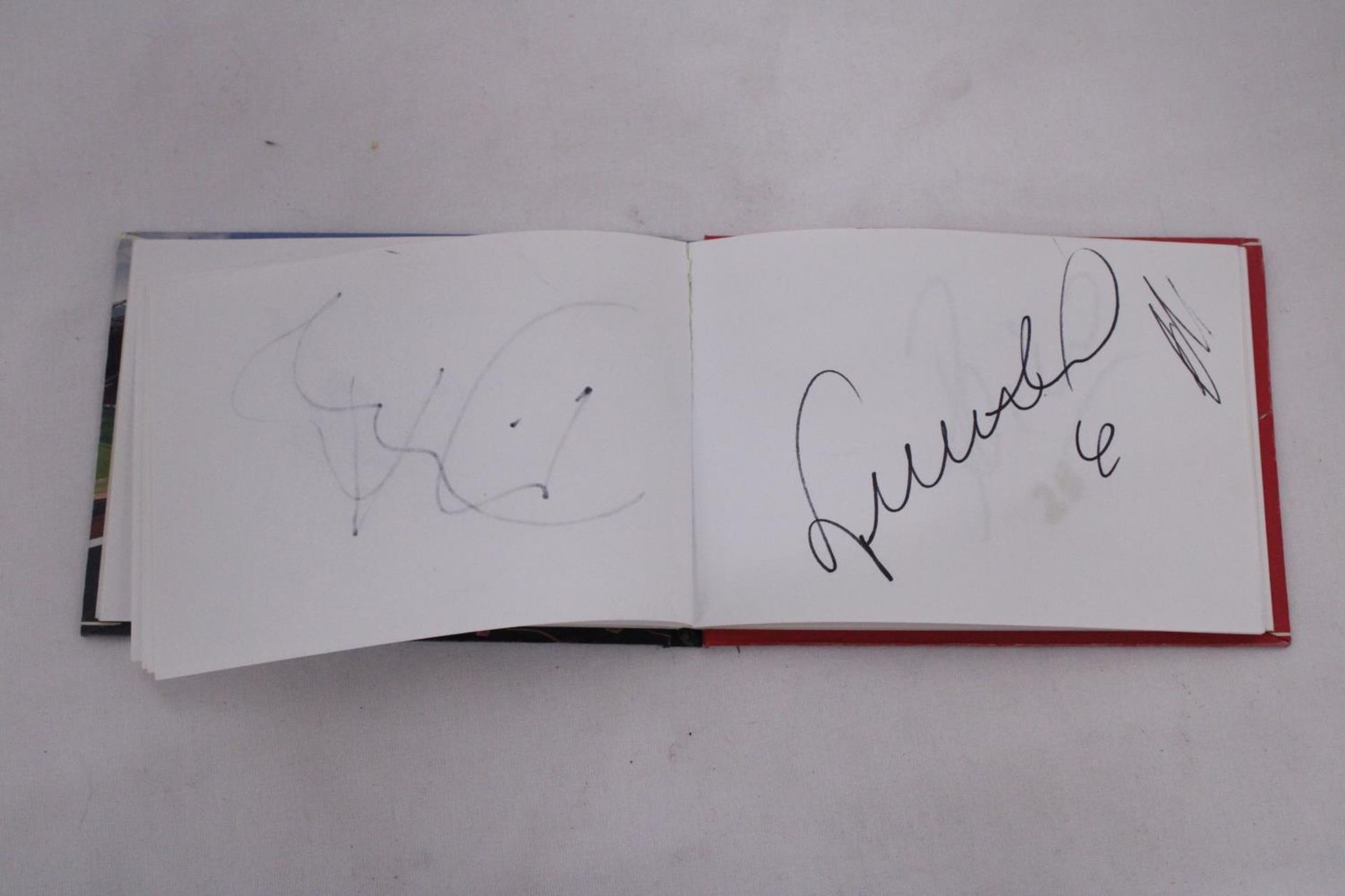AN AUTOGRAPH BOOK FOR MACCLESFIELD DANCER, CRAIG, WHEN HE DANCED WITH MICHAEL JACKSON ON THE ' - Image 5 of 5