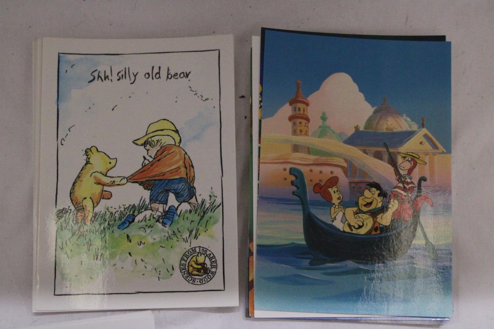 A COLLECTION OF WINNIE THE POOH, THE FLINSTONES AND TOM AND JERRY POSTCARDS - Bild 2 aus 5