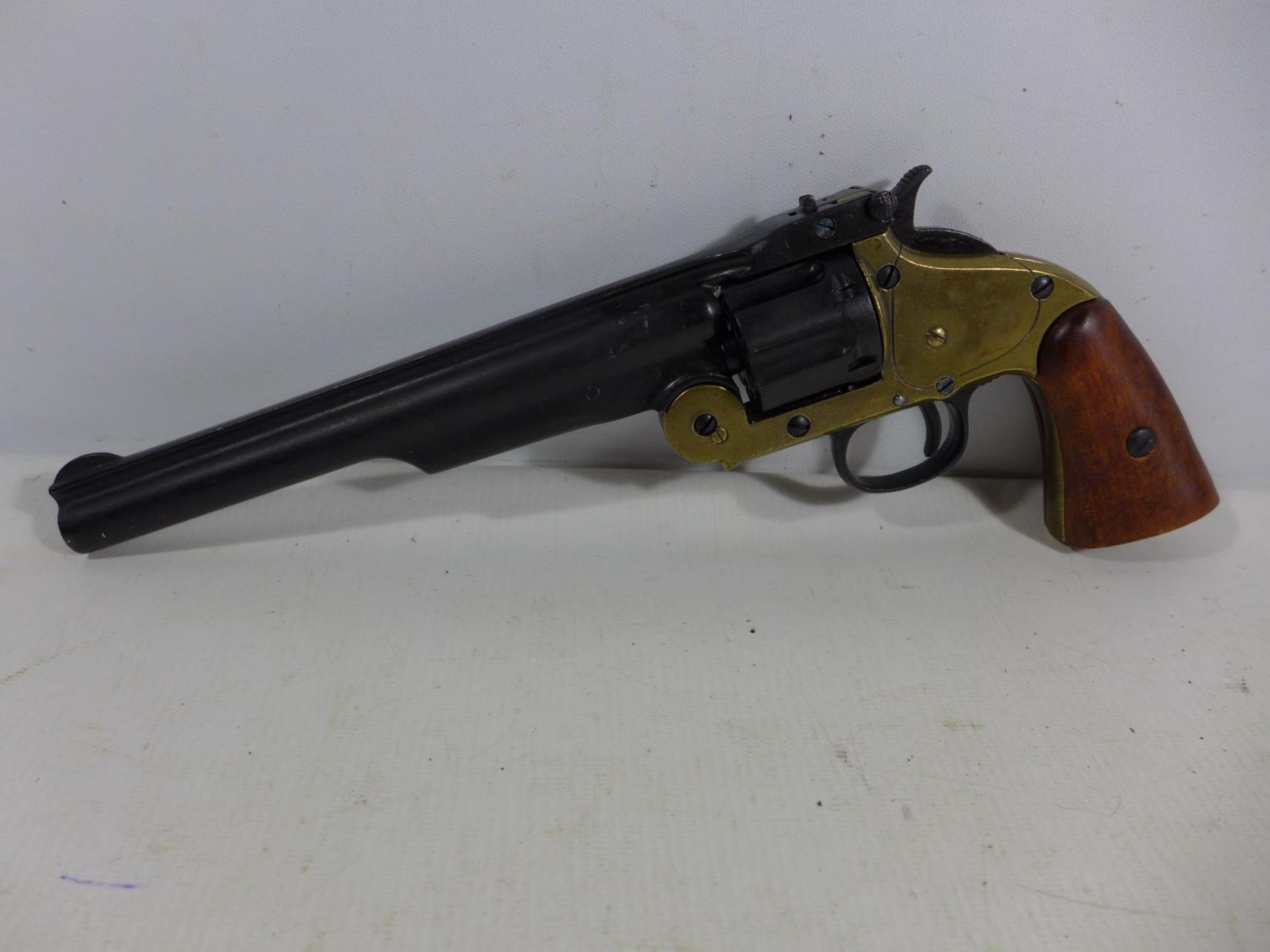 A GOOD QUALITY NON FIRING MODEL DISPLAY SMITH AND WESSON SCHOFIELD REVOLVER, 20CM BARREL, LENGTH - Image 2 of 4