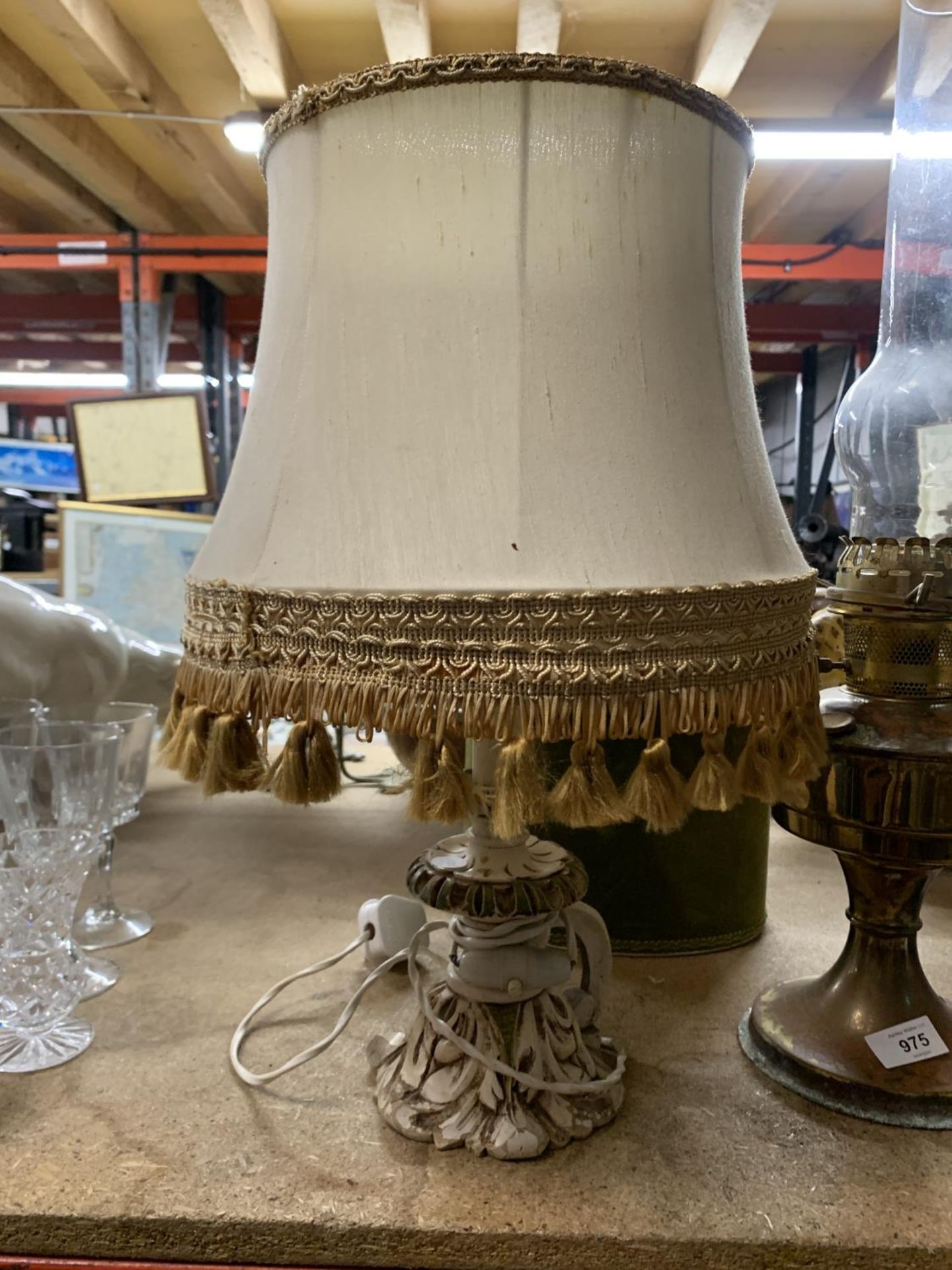 A VINTAGE BRASS OIL LAMP PLUS A FURTHER TABLE LAMP WITH TWO SHADES - Image 3 of 4