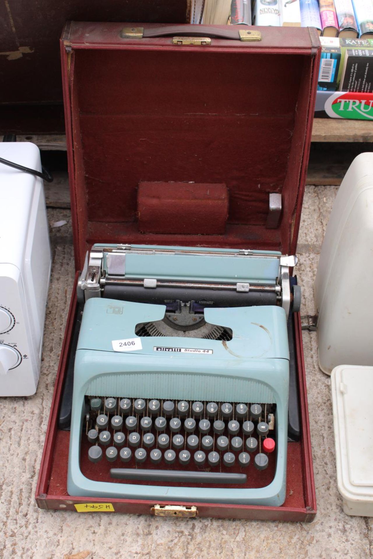 AN OLIVETTI STUDIO 44 TYPEWRITER WITH CARRY CASE