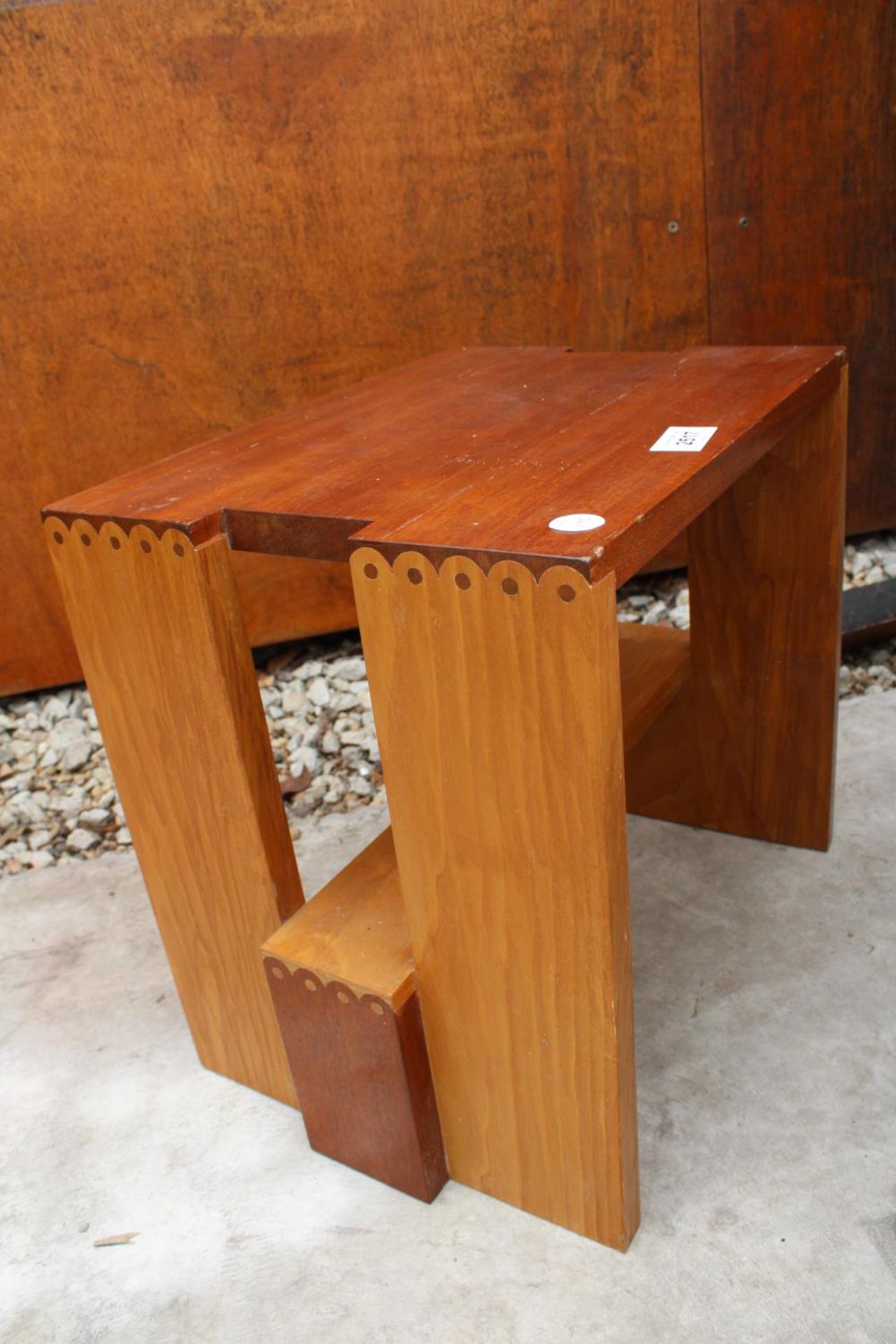 A BEECH AND MAHOGANY GORDON WARR STOOL, SEE ARTICLE IN 1983 WOOD WORKING MAGAZINE AND A SIMILAR LAMP - Bild 3 aus 7