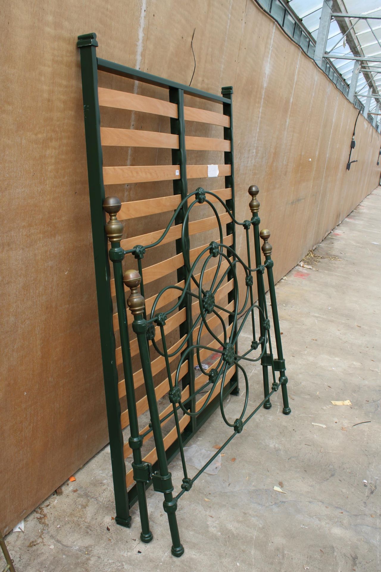 A VICTORIAN STYLE BRASS AND IRON 4' 6" BEDSTEAD - Image 2 of 4