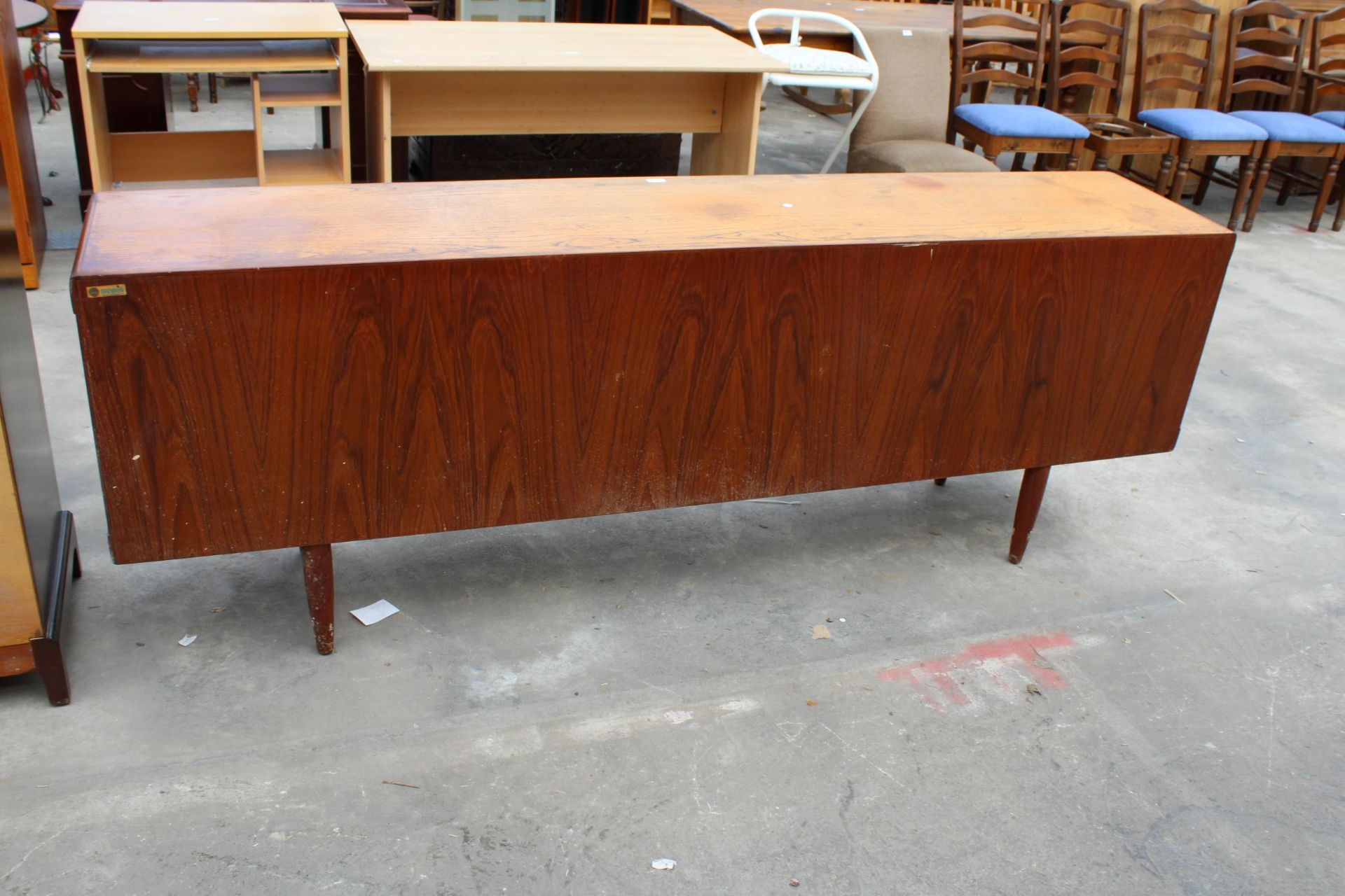 A BRAMIN OF DENMARK, MID CENTURY DANISH TEAK SIDEBOARD ENCLOSING TWO CUPBOARDS AND FOUR LONG - Bild 4 aus 10