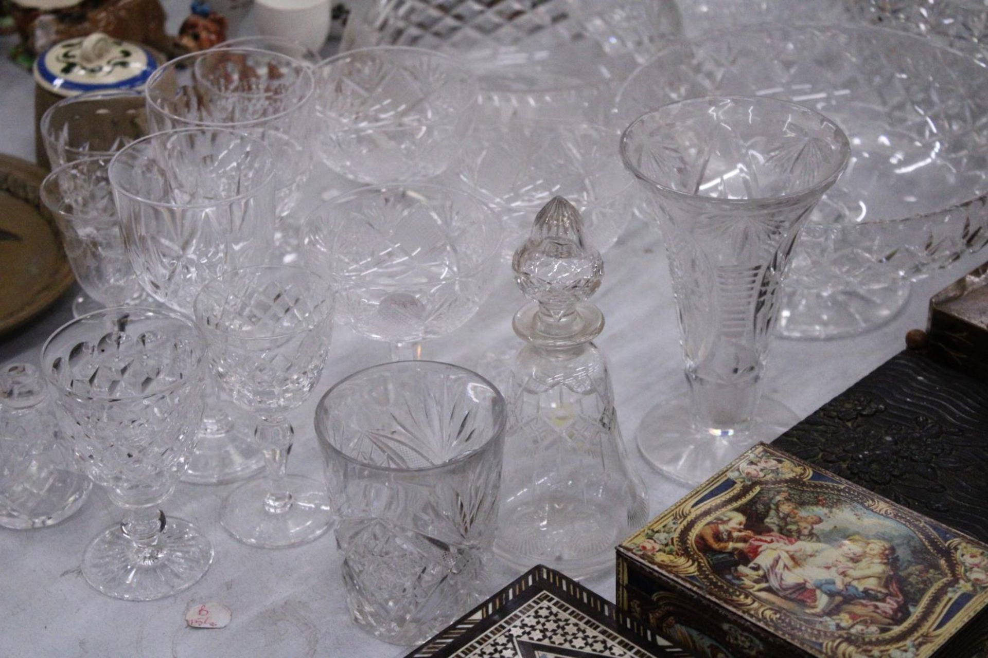 A LARGE QUANTITY OF GLASSWARE TO INCLUDE BOWLS, VASES, WINE GLASSES, ETC - Image 3 of 6
