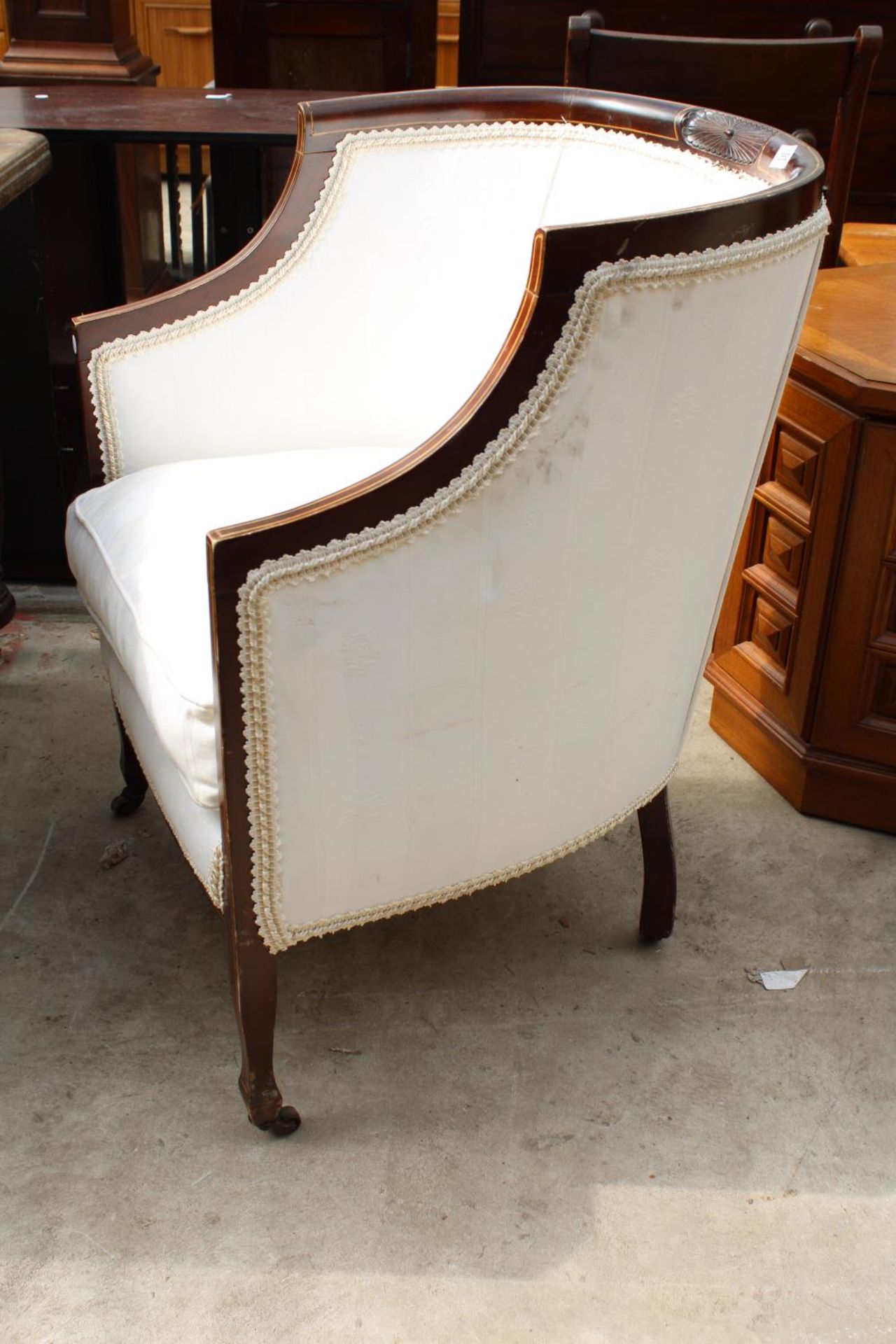 AN EDWARDIAN MAHOGANY AND INLAID UPHOLSTERED LOUNGE CHAIR - Image 2 of 3