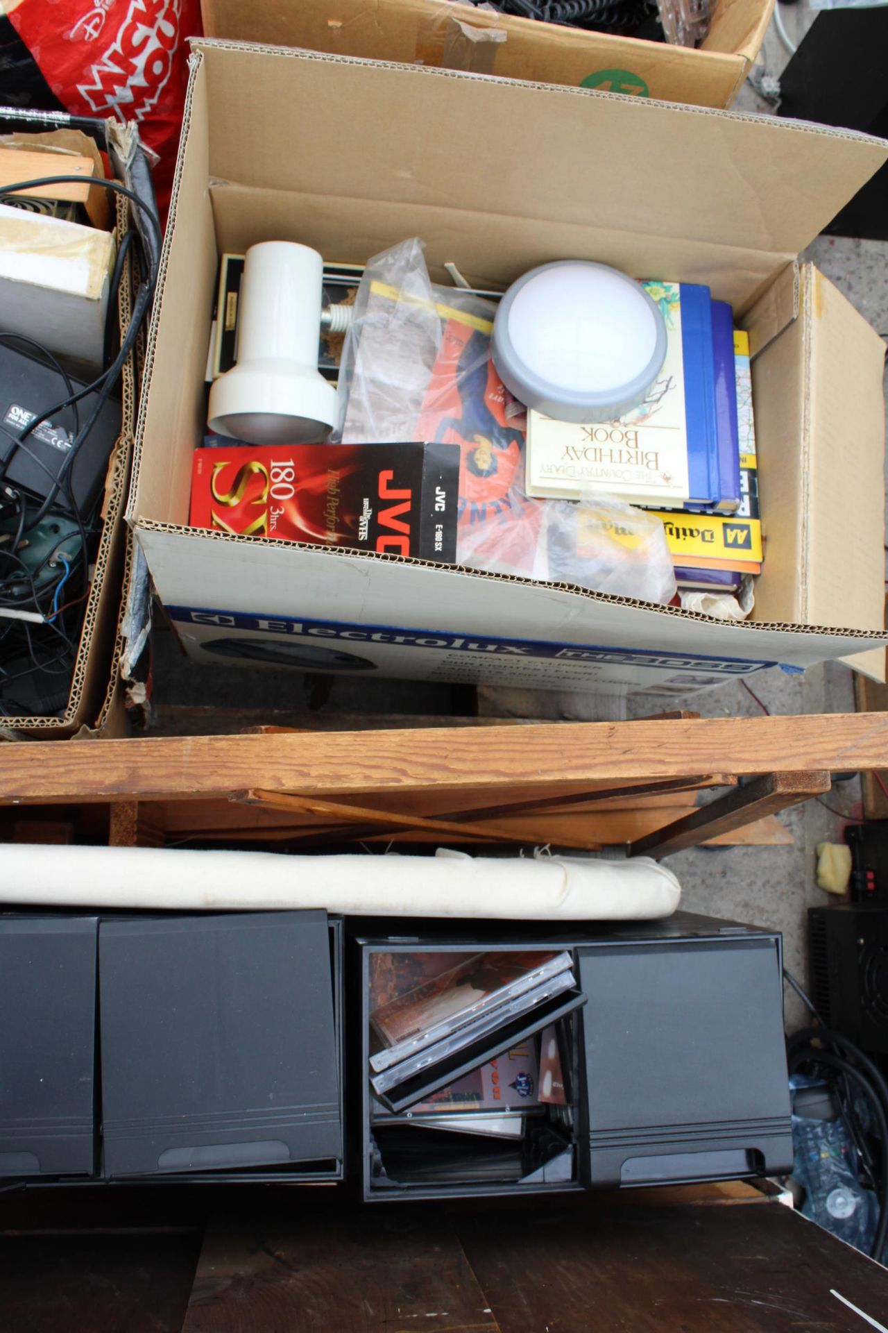 AN ASSORTMENT OF VARIOUS HOUSEHOLD CLEARANCE ITEMS - Image 3 of 4