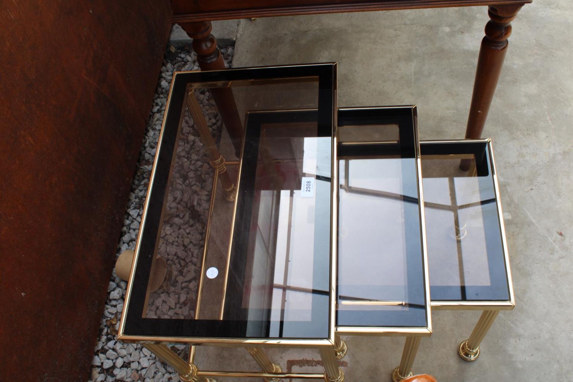 A MODERN GOLD COLOURED METAL FRAMED NEST OF 3 TABLES WITH SMOKED GLASS TOP - Image 3 of 3