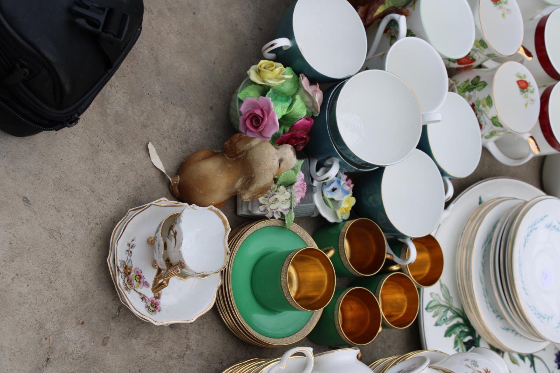AN ASSORTMENT OF CERAMICS, GLASSWARE AND SILVER PLATE ITEMS TO INCLUDE CUPS AND SAUCERS, WINE - Bild 4 aus 5