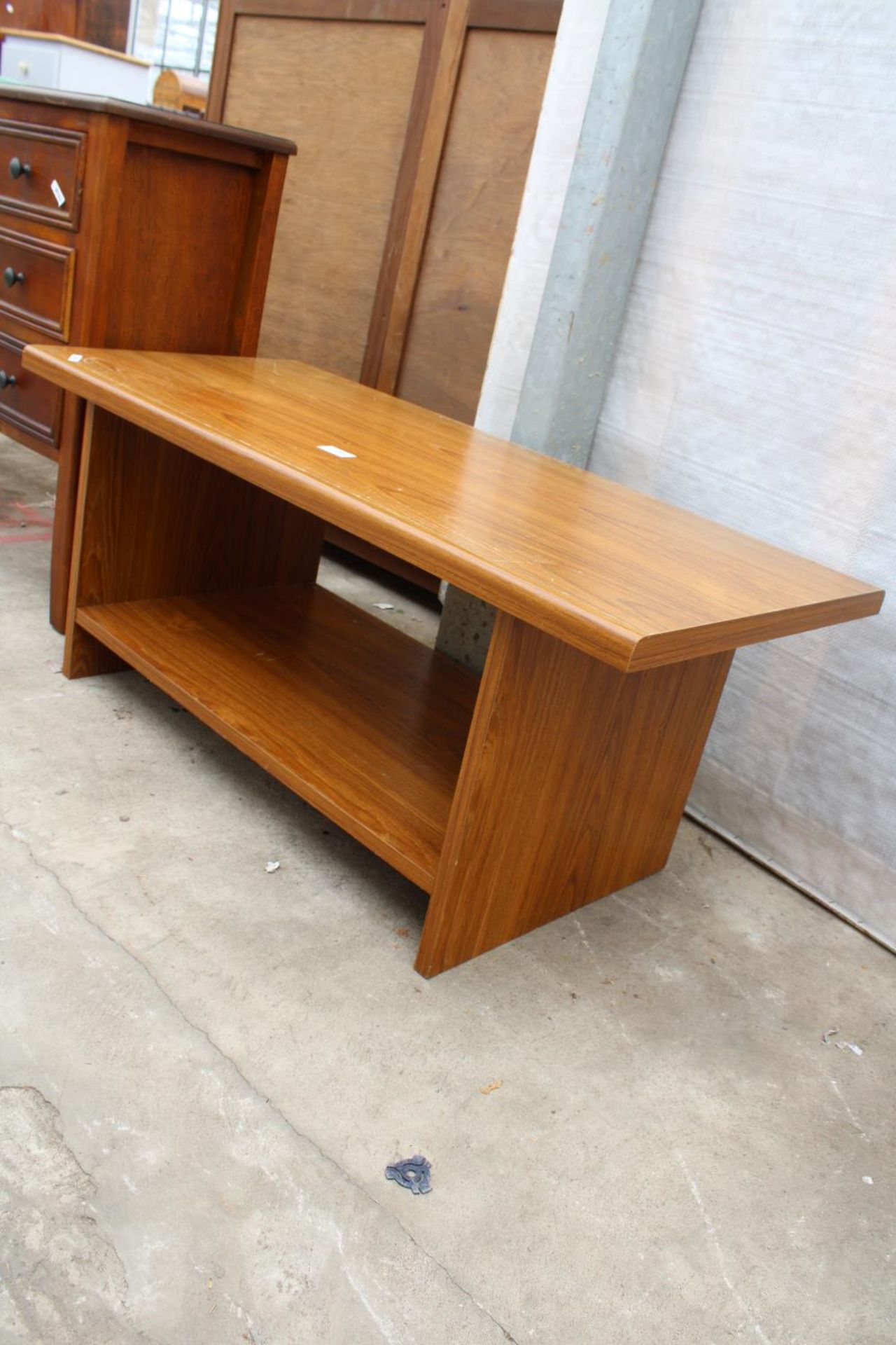 A RETRO TEAK EFFECT TWO TIER COFFEE TABLE - Image 2 of 3