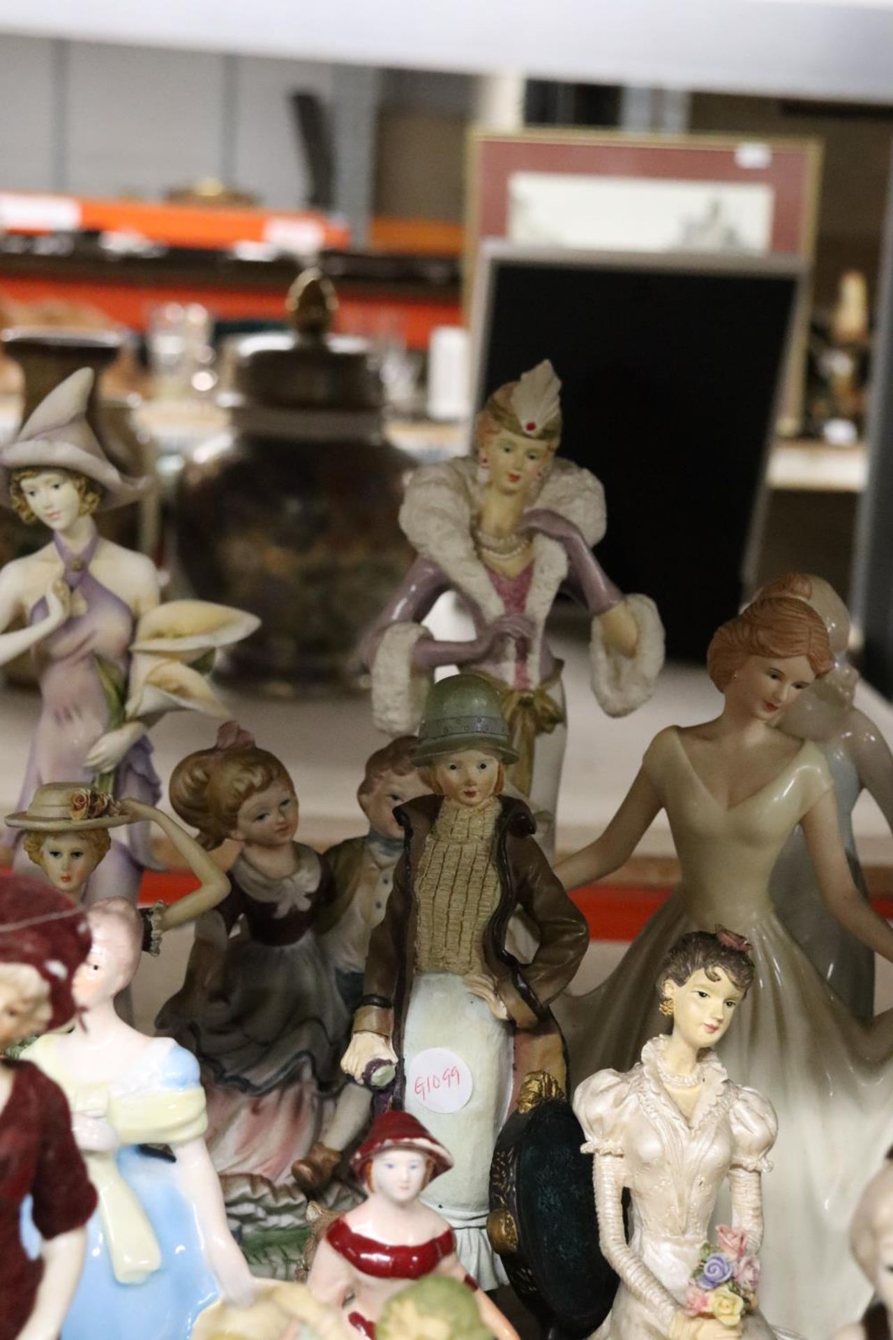 A LARGE COLLECTION OF APPROX 19 LADY FIGURINES - Image 4 of 6