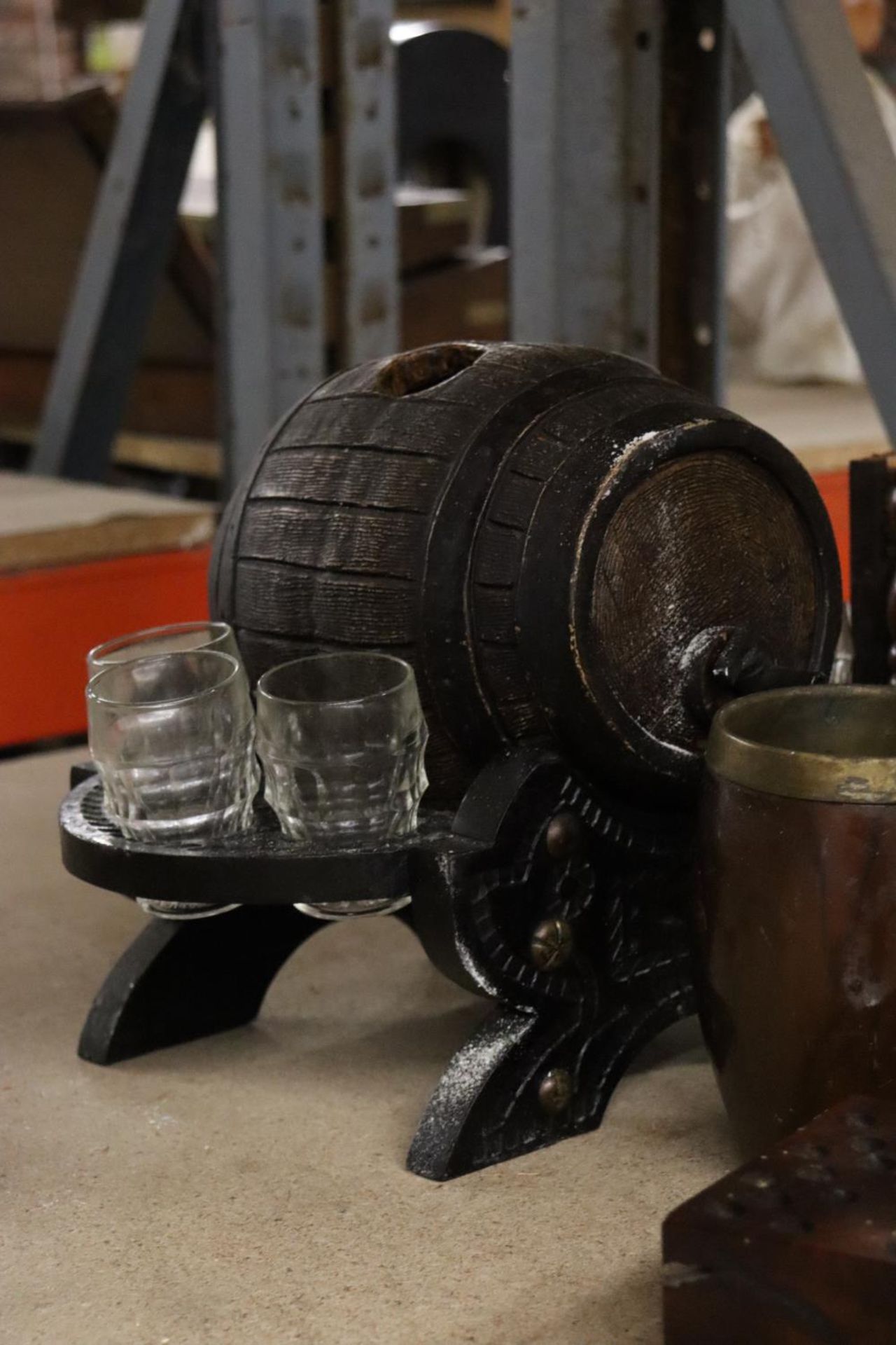 A QUANTITY OF TREEN ITEMS TO INCLUDE A VINTAGE SHERRY BARREL WITH GLASSES, THREE MANTLE CLOCKS, A - Image 3 of 6