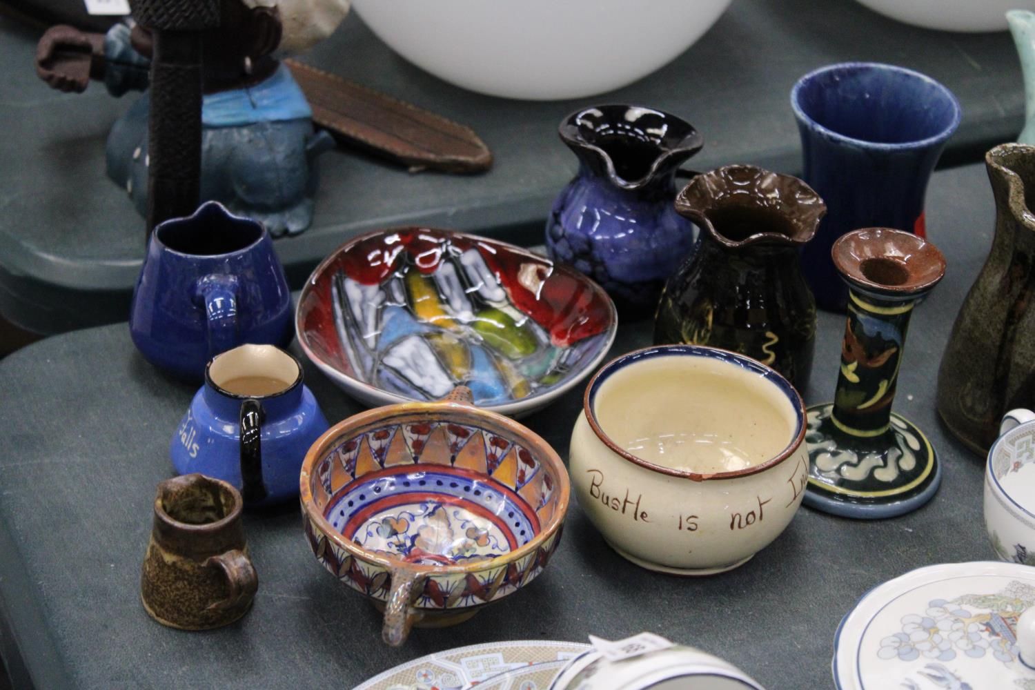 A QUANTITY OF STUDIO POTTERY TO INCLUDE A TEAPOT, CANDLE HOLDER, BOWLS ETC - SOME WITH MARKS TO - Image 5 of 6