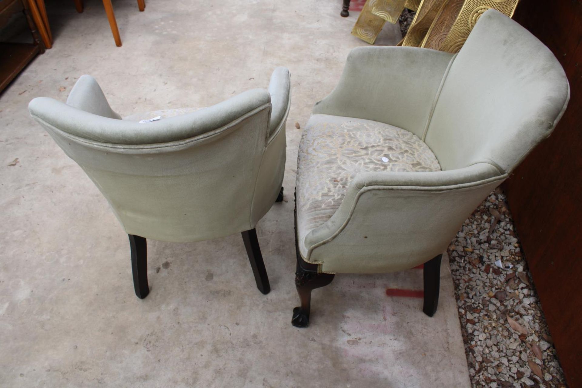 A PAIR OF MODERN UPHOSTERED TUB CHAIRS ON FRONT CABRIOLE LEGS WITH BALL AND CLAW FEET - Image 5 of 5