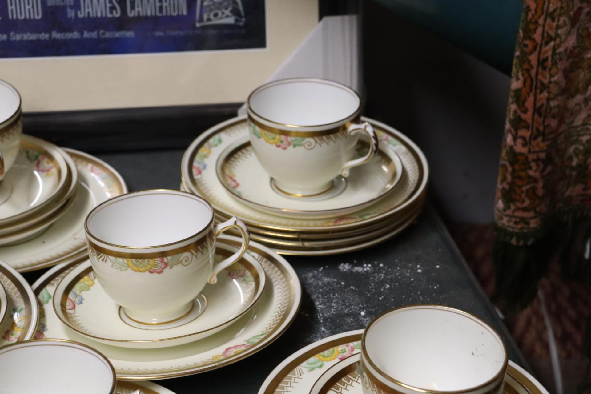 A QUANTITY OF VINTAGE HAMMERSLEY, CHINA CUPS, SAUCERS AND SIDE PLATES - Image 2 of 5