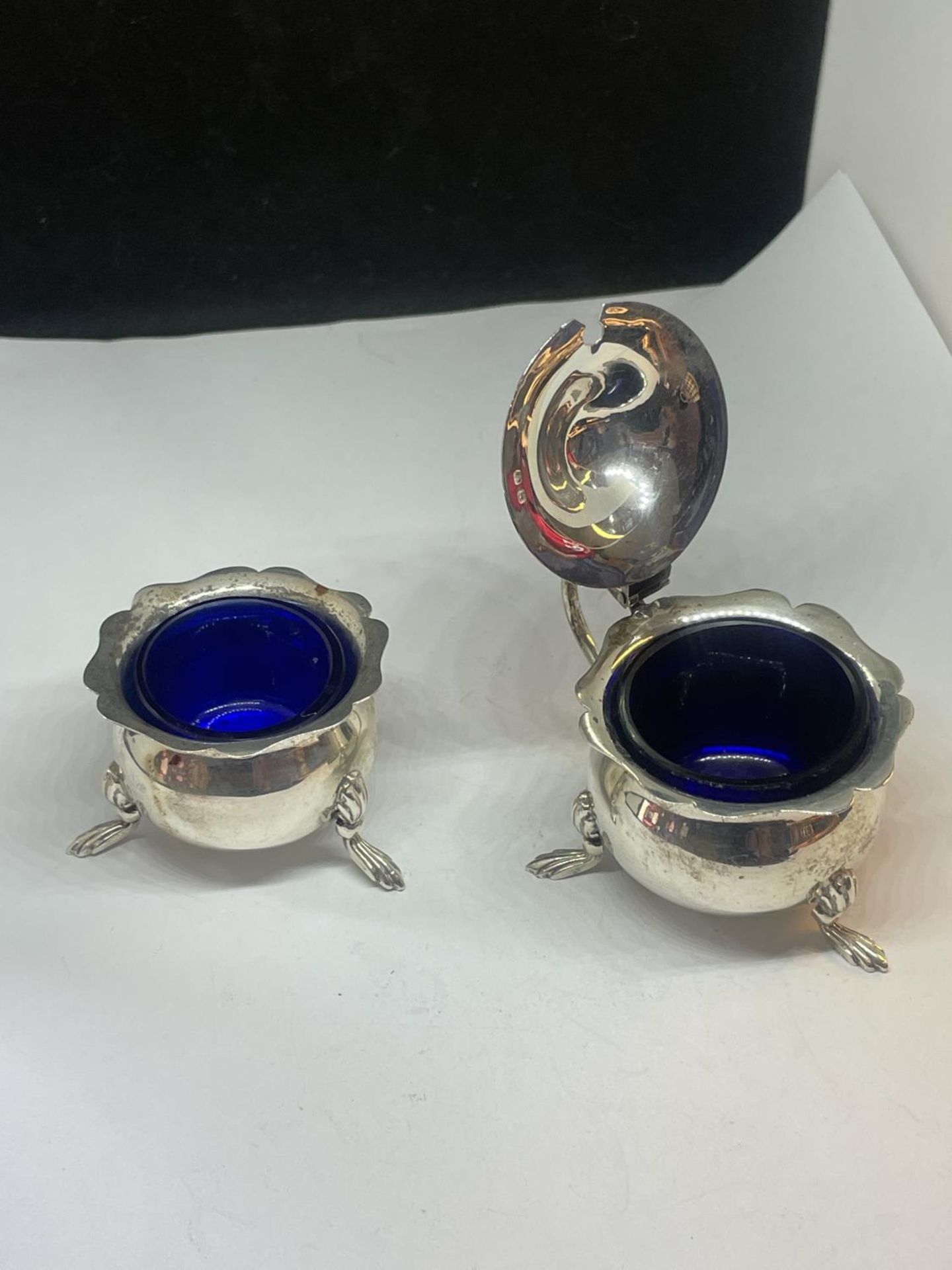 TWO HALLMARKED BIRMINGHAM SILVER SALTS WITH BLUE GLASS LINERS - Image 2 of 4