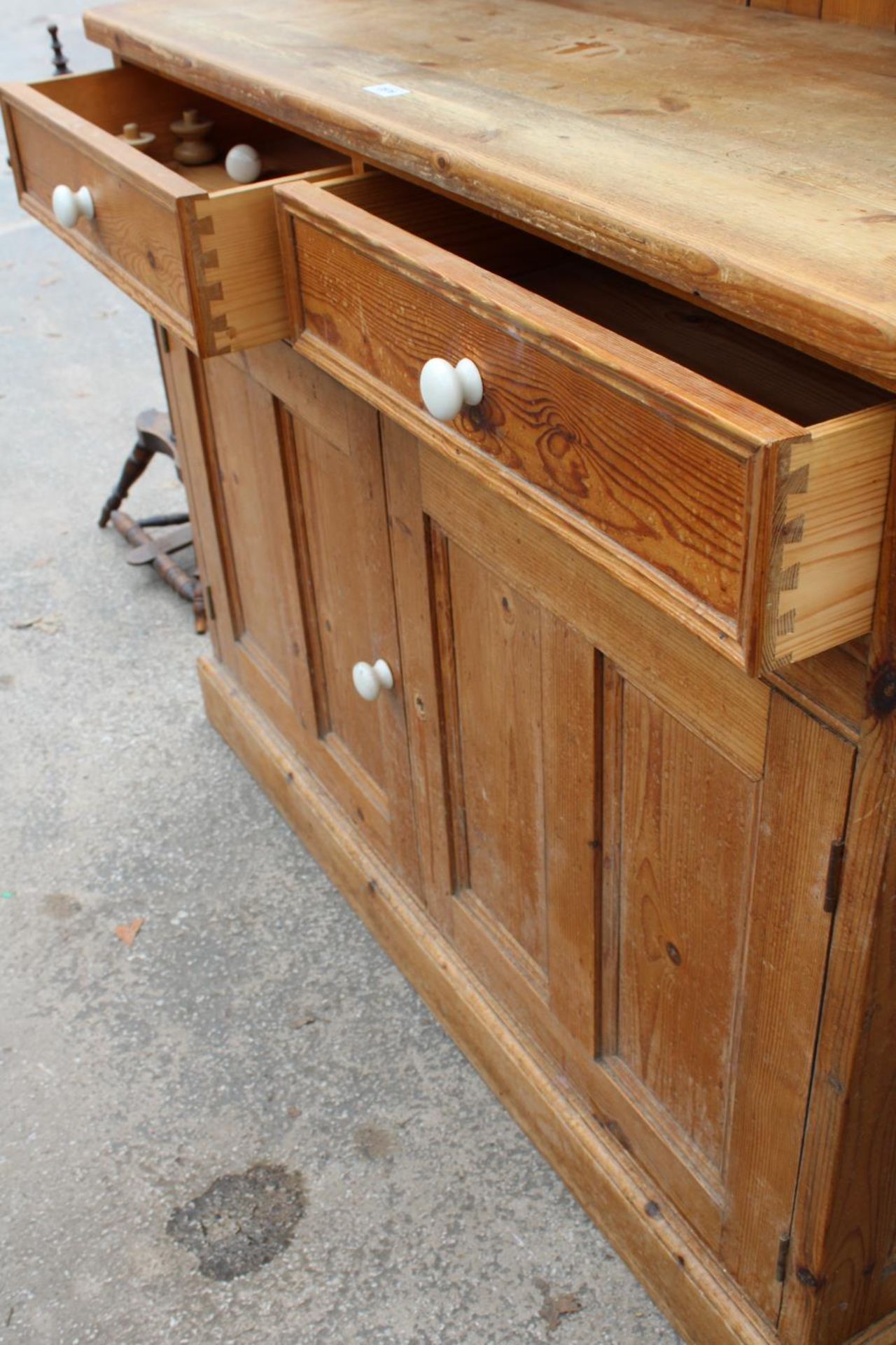 A MODERN PINE DRESSER WITH TWO DRAWERS AND CUPBOARD TO BASE AND PLATE RACK, 50" WIDE - Image 4 of 5