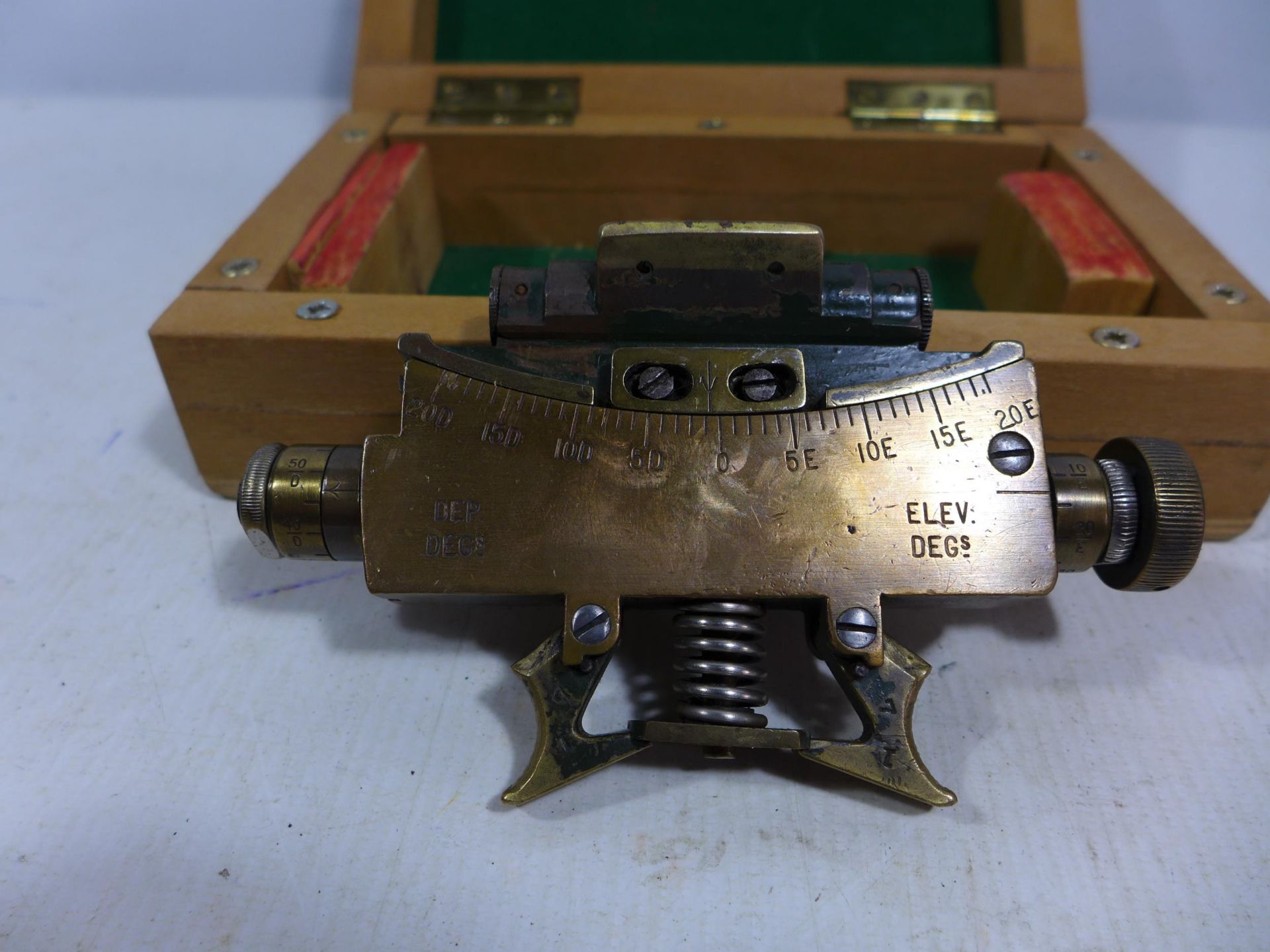 A CASED WORLD WAR II CLINOMETER SIGHT (MARK IV), DATED 1940 - Image 3 of 4