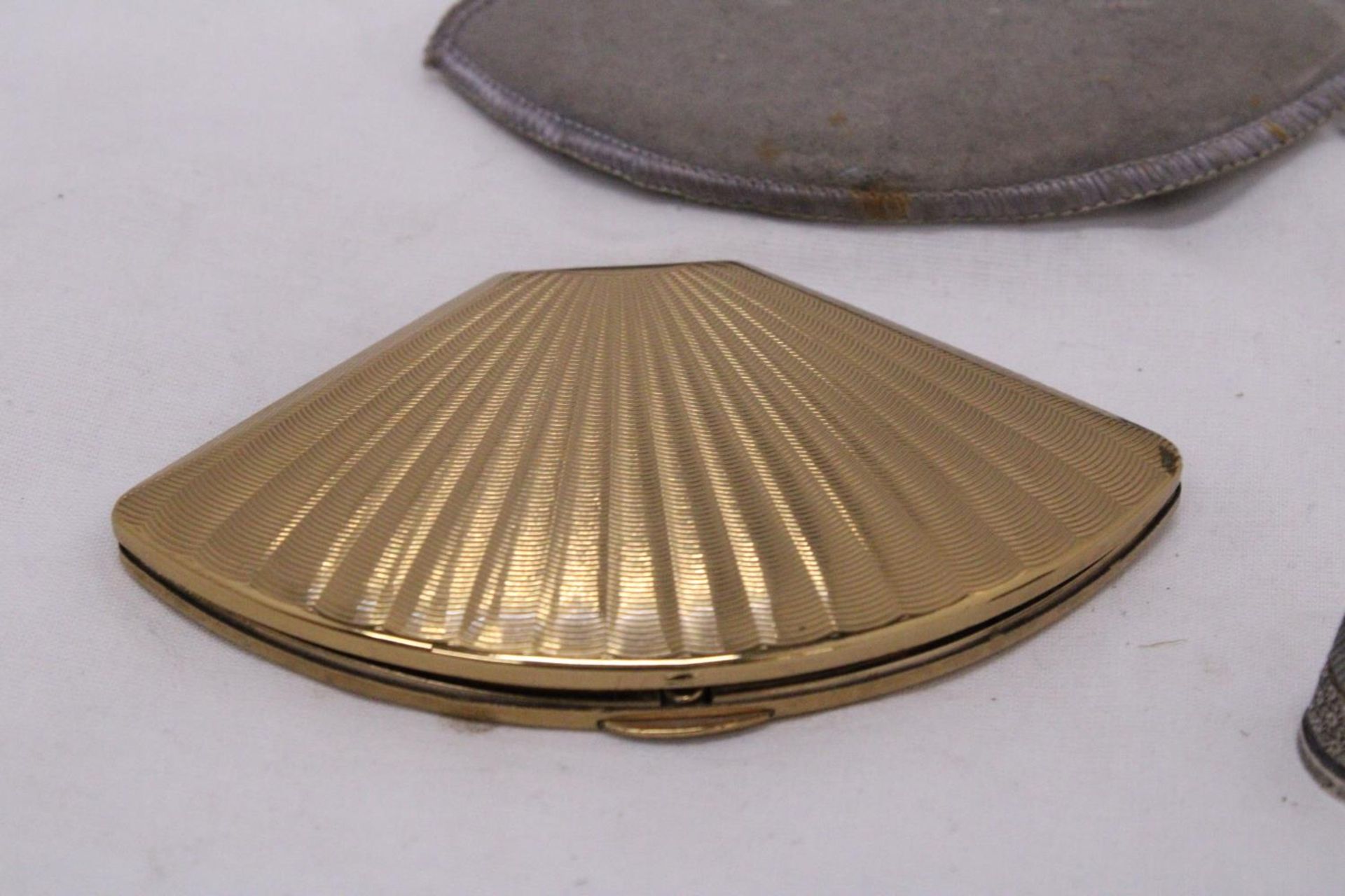A VINTAGE COMPACT TOGETHER WITH SILVER HALLMARKED TUMBLE - Bild 3 aus 5