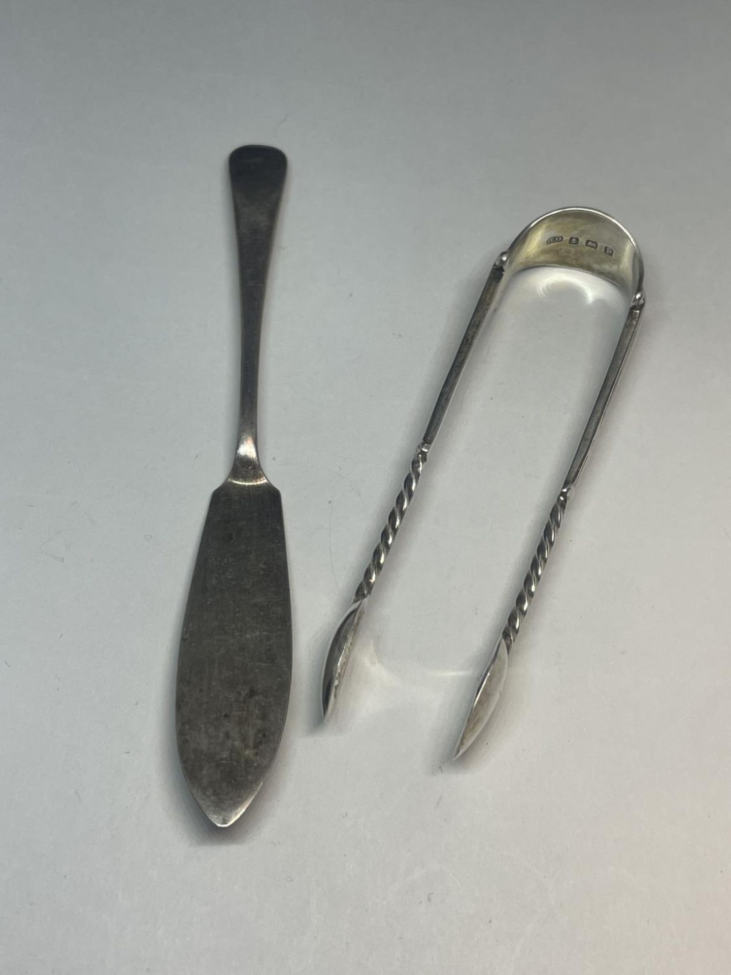 TWO HALLMARKED BIRMINGHAM ITEMS TO INCLUDE SILVER BUTTER KNIFE AND A SET OF TONGS GROSS WEIGHT 25.