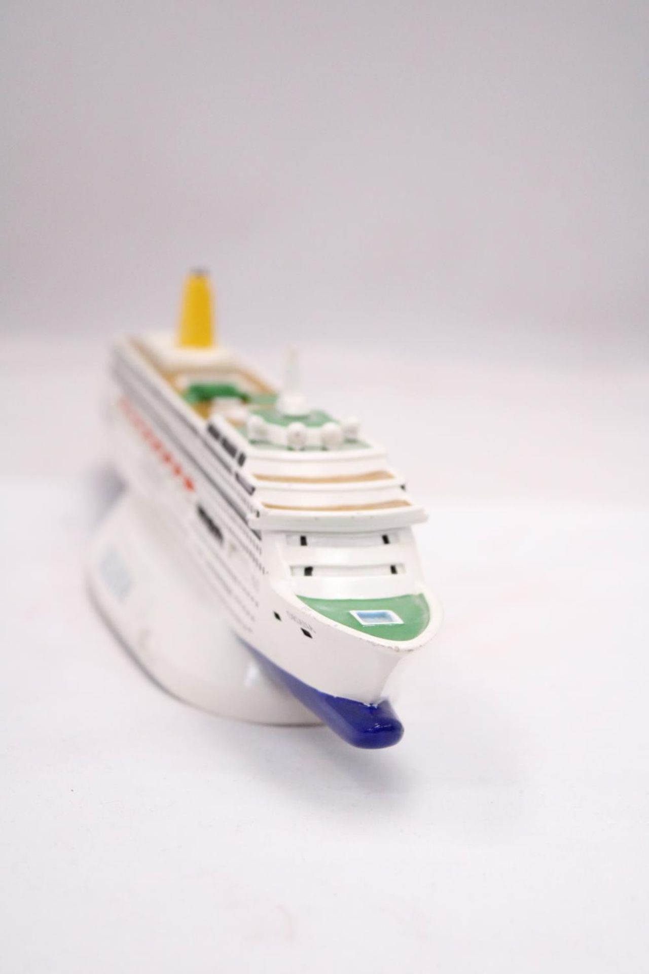 A HEAVY, SOLID, OCEAN LINER ON A STAND, 'ORIANA', LENGTH 30CM, HEIGHT 6CM - Bild 2 aus 5