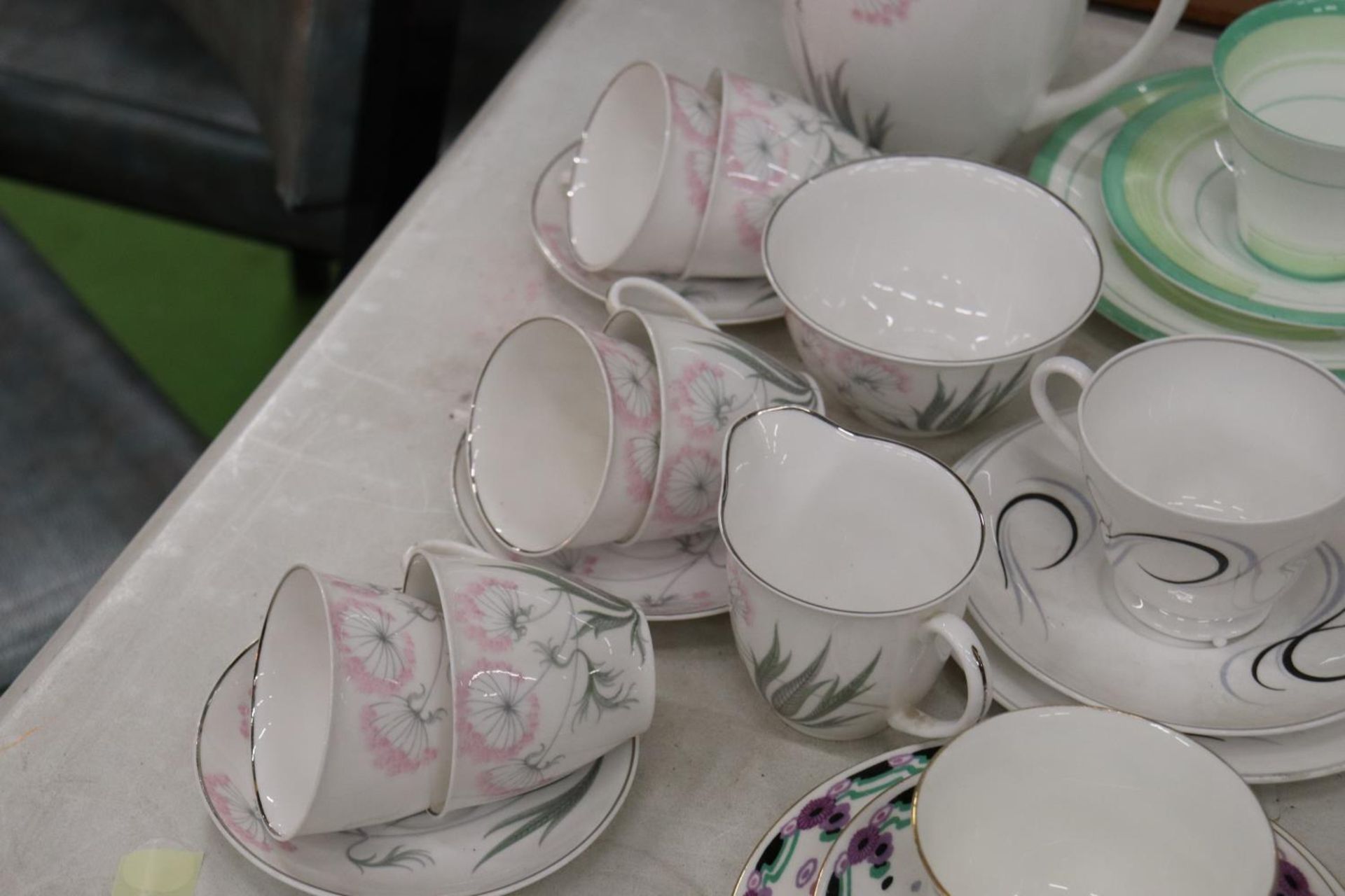 A MIXED LOT OF SHELLEY TEAWARE TO INCLUDE A TEA POT, CUPS, SAUCERS, JUG ETC - Image 6 of 6