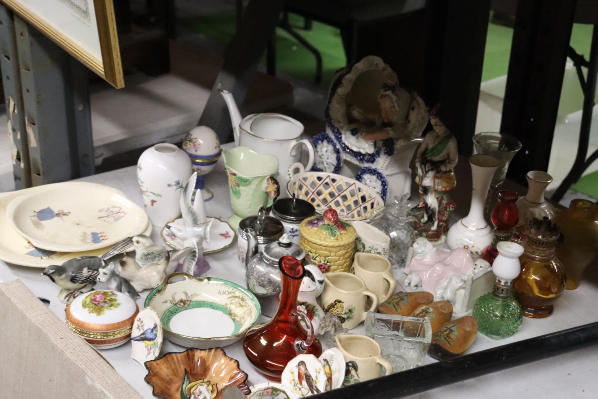 A LARGE, VINTAGE COLLECTION OF CERAMICS TO INCLUDE FIGURES, BIRDS, JUGS, BOWLS, SMALL PLATES, ETC - Image 6 of 6