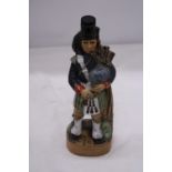 A 1978 CERAMIC MILITARY BAGPIPER DECANTER, HEIGHT 32CM