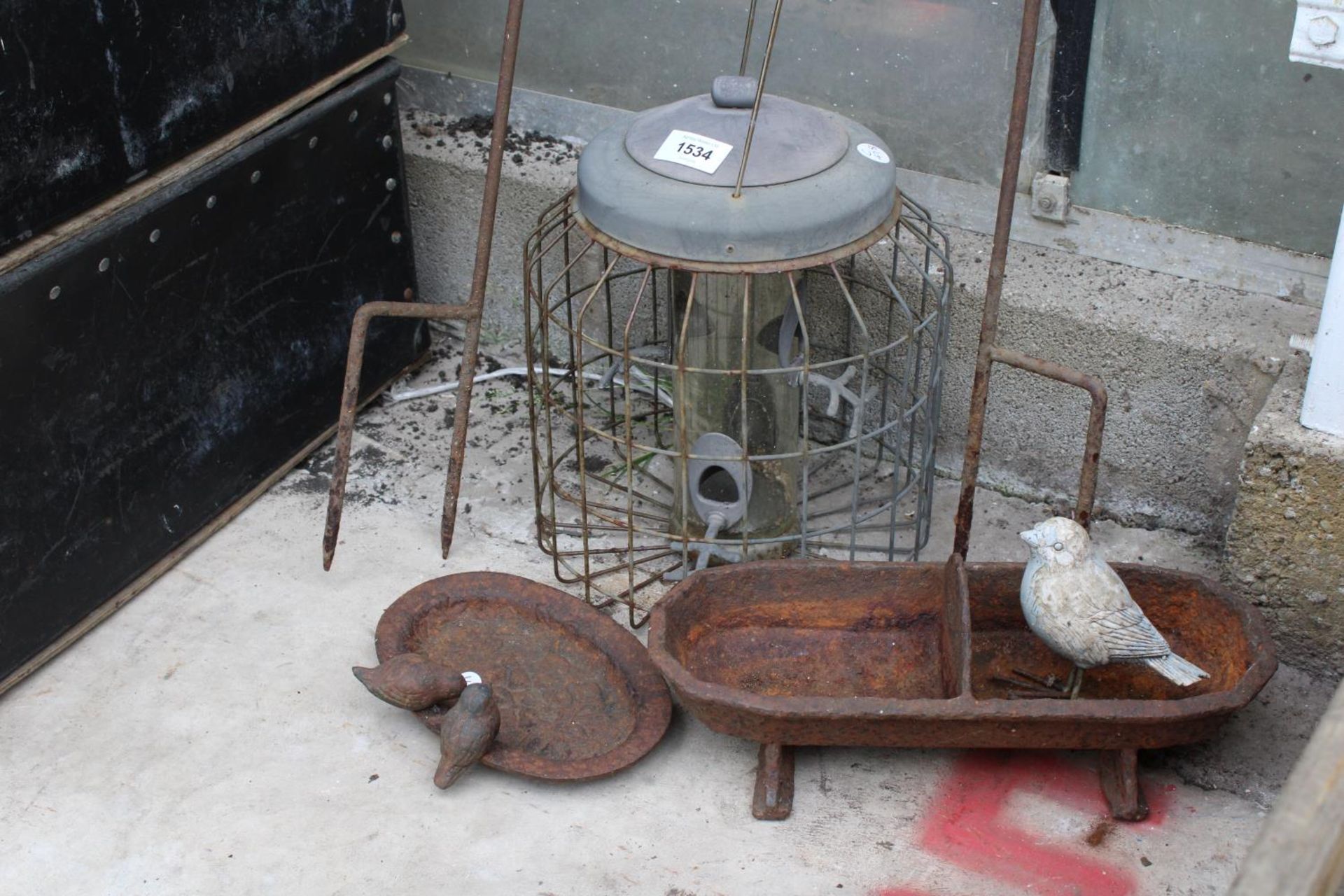 AN ASSORTMENT OF VINTAGE GARDEN ITEMS TO INCLUDE SMALL CAST IRON BIRD BATHS, A SMALL TROUGH AND A - Image 2 of 4