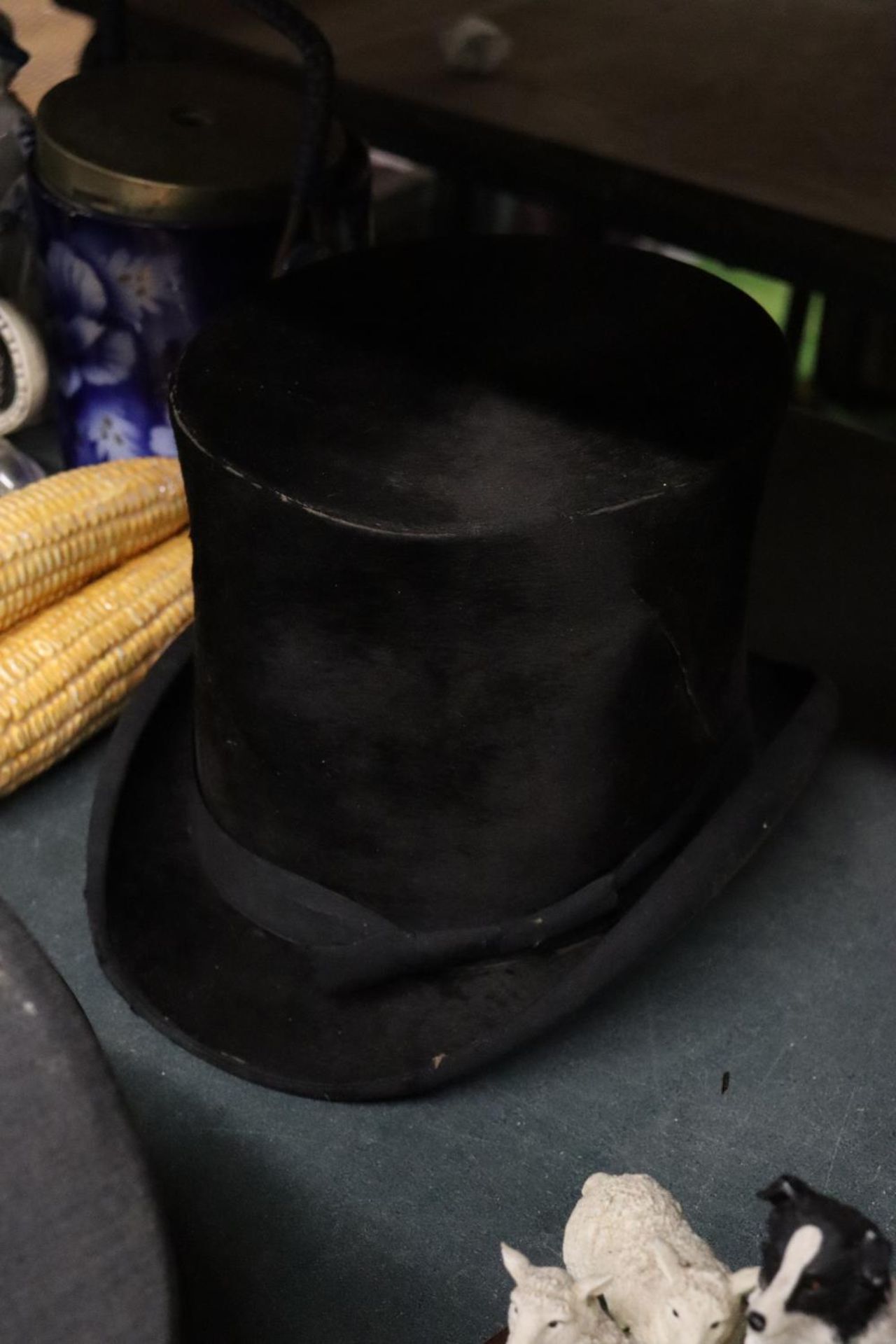 THREE VINTAGE HATS TO INCLUDE A BOWLER, SIZE 6 3/4, A PEAKED CAP AND A TOP HAT - A/F - Image 4 of 6